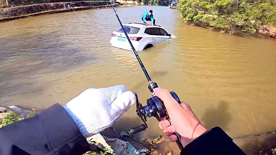 Ein Angler zieht einen Autofahrer mit seinem SUV ans Ufer des Sees.