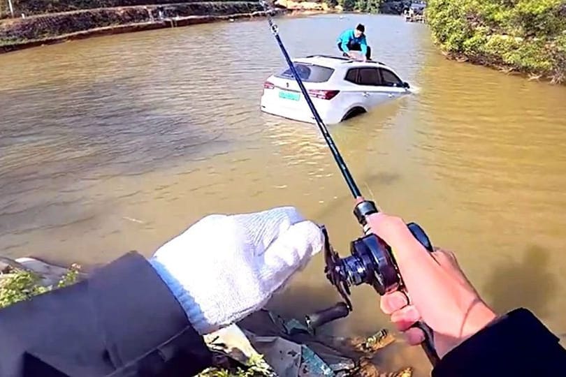 Ein Angler zieht einen Autofahrer mit seinem SUV ans Ufer des Sees.