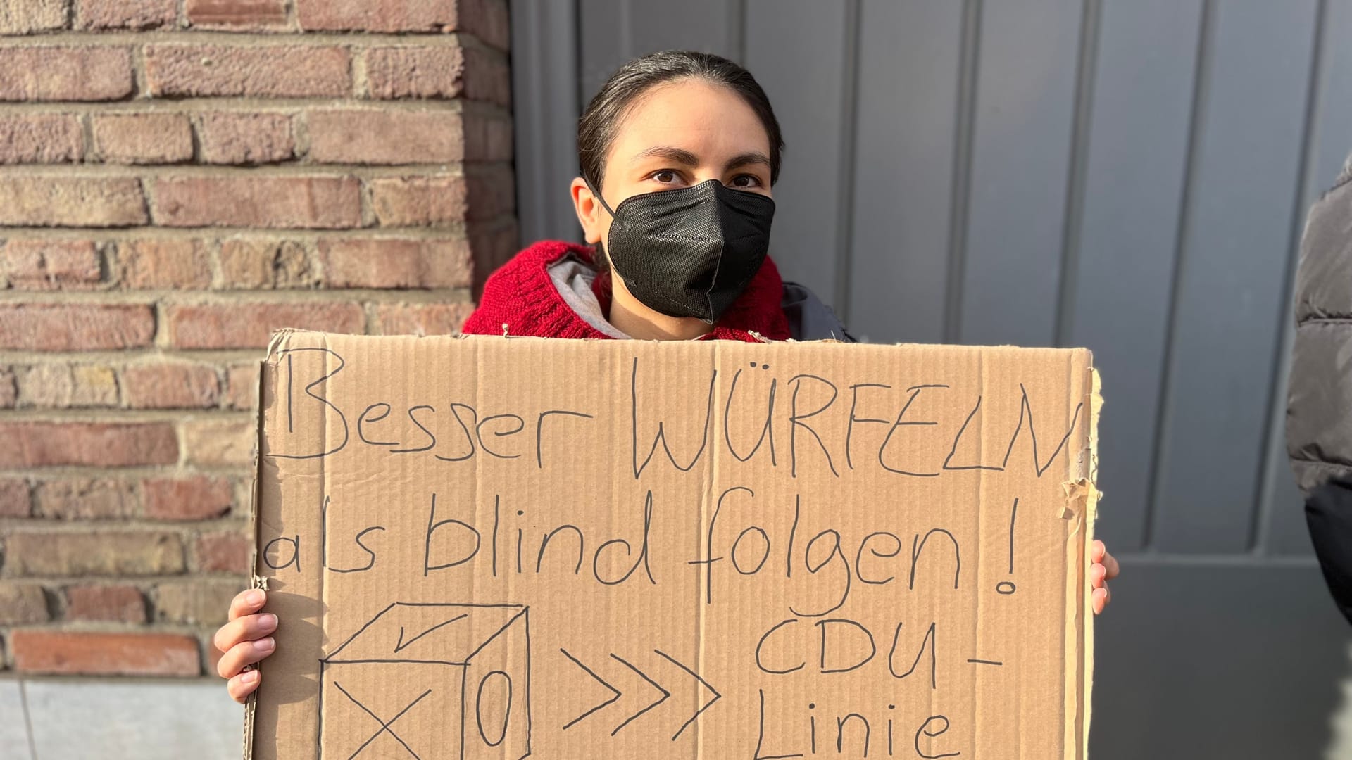 Katrin Büngener hält ein Protestplakat: Sie macht sich Sorgen wegen des politischen Trends.