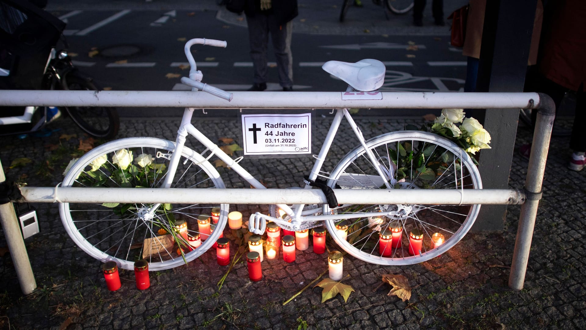 Sogenanntes "Geisterfahrrad" bei einer Mahnwache für eine in Berlin getötete Radfahrerin. (Archivfoto)