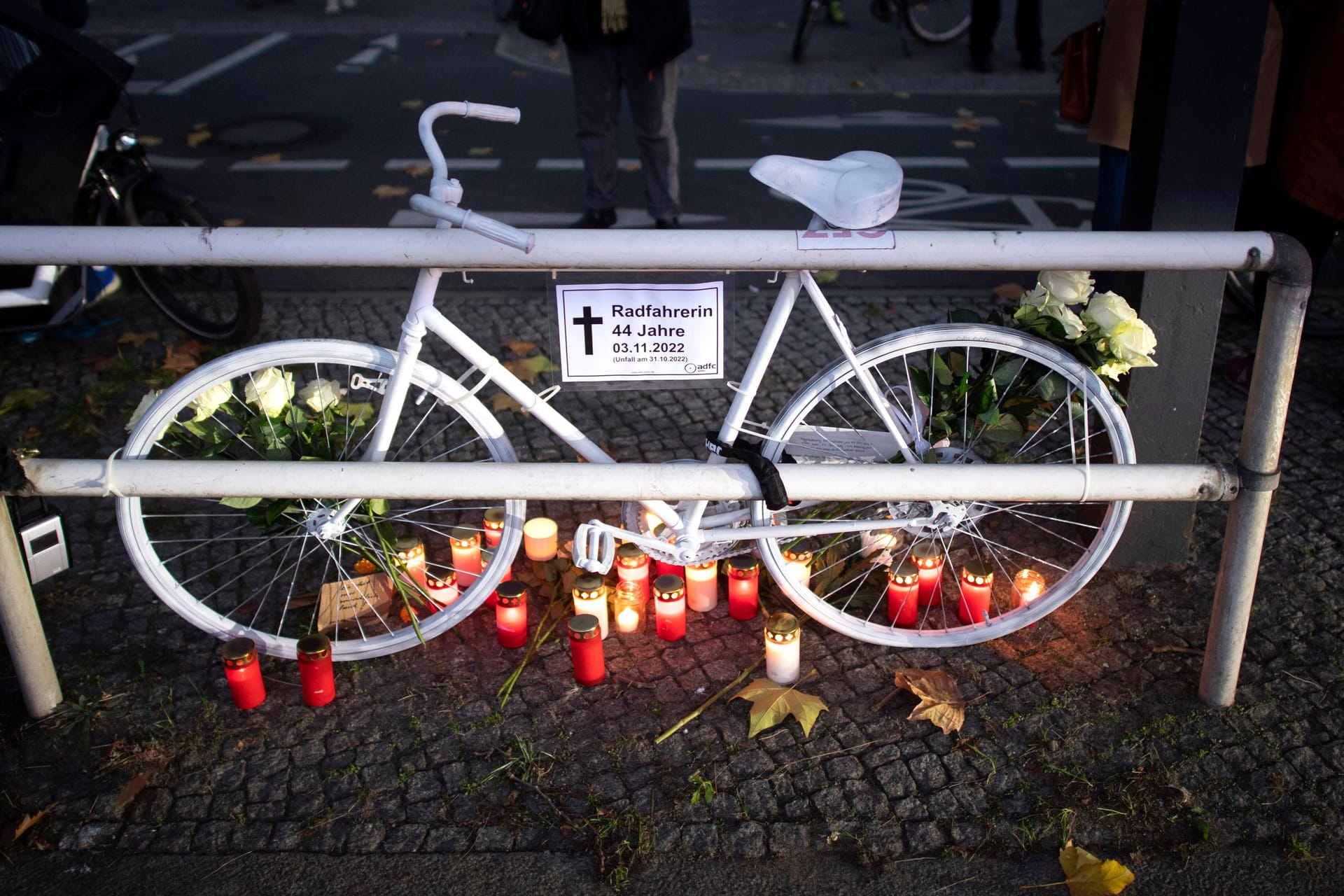 Sogenanntes "Geisterfahrrad" bei einer Mahnwache für eine in Berlin getötete Radfahrerin. (Archivfoto)