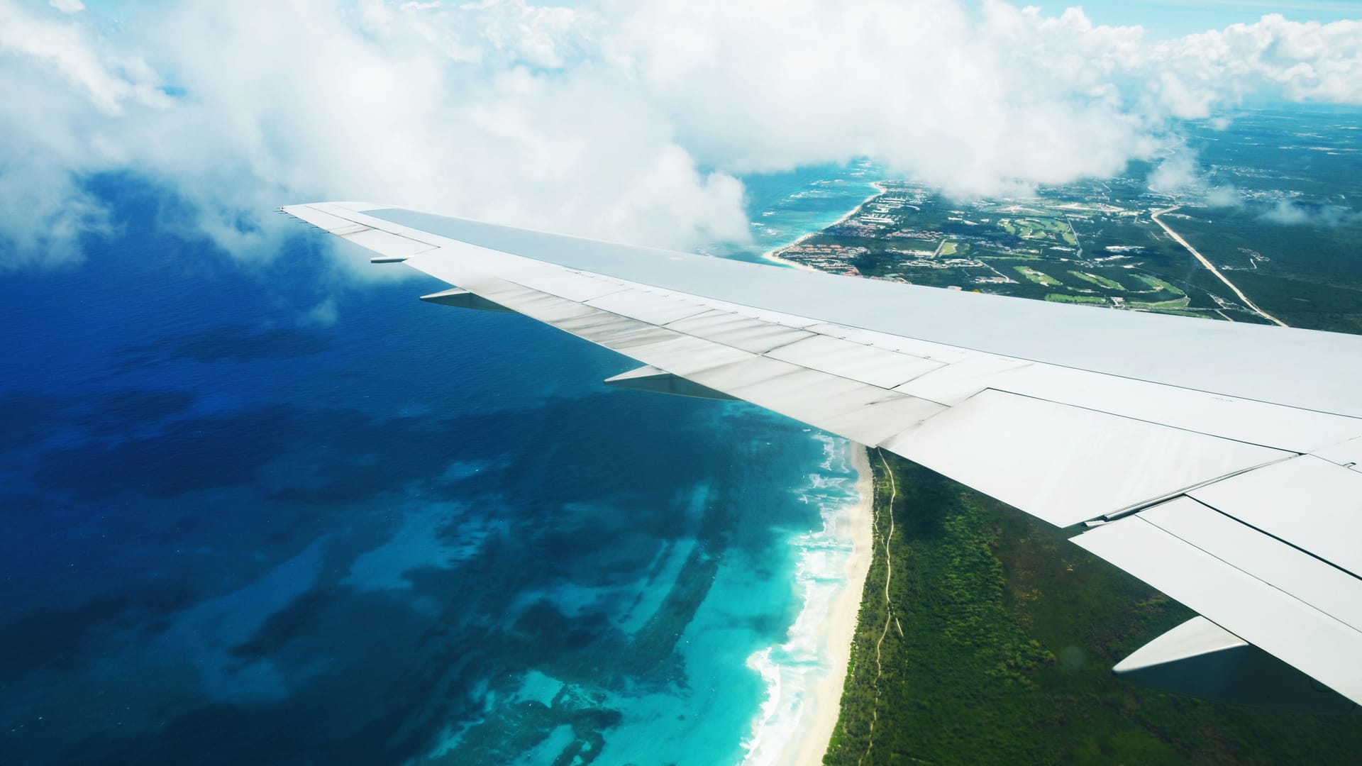 Ein Flugzeug fliegt über den Strand von Punta Cana (Archivbild): Bislang gab es noch keine Direktverbindungen von München in die Dominikanische Republik.