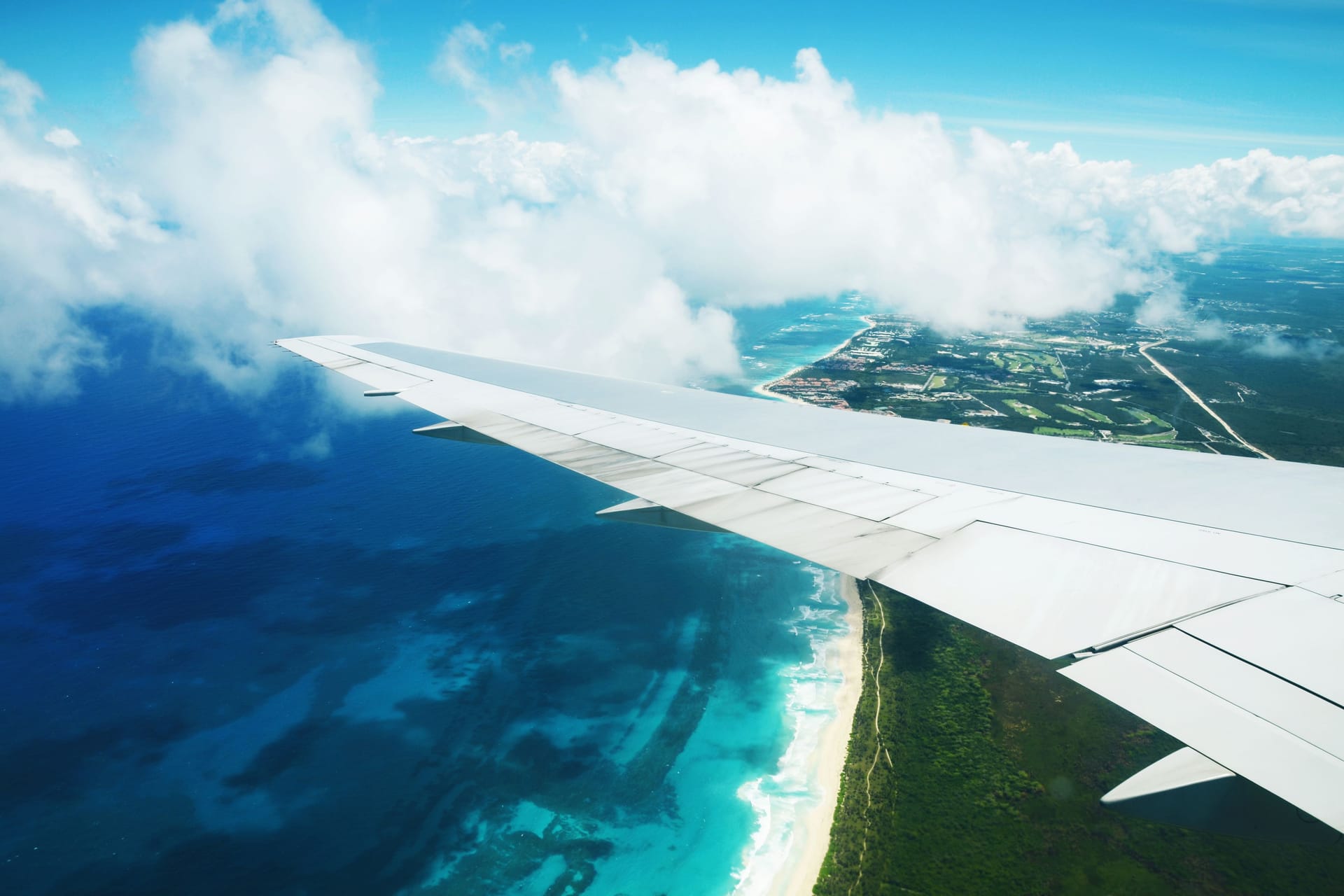 Ein Flugzeug fliegt über den Strand von Punta Cana (Archivbild): Bislang gab es noch keine Direktverbindungen von München in die Dominikanische Republik.