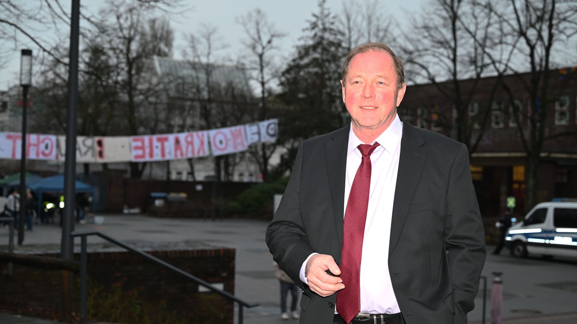 Vorn im Bild Dirk Nockemann, Hamburgs AfD-Chef. Dahinter ein Banner der rund 3.000 Demonstranten, die gegen die Veranstaltung in Harburg auf die Straße gegangen sind.