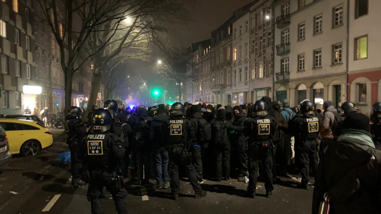 Die Demonstranten am Adalbertsteinweg werden einzeln aus der Gruppe gezogen und erkennungsdienstlich behandelt.