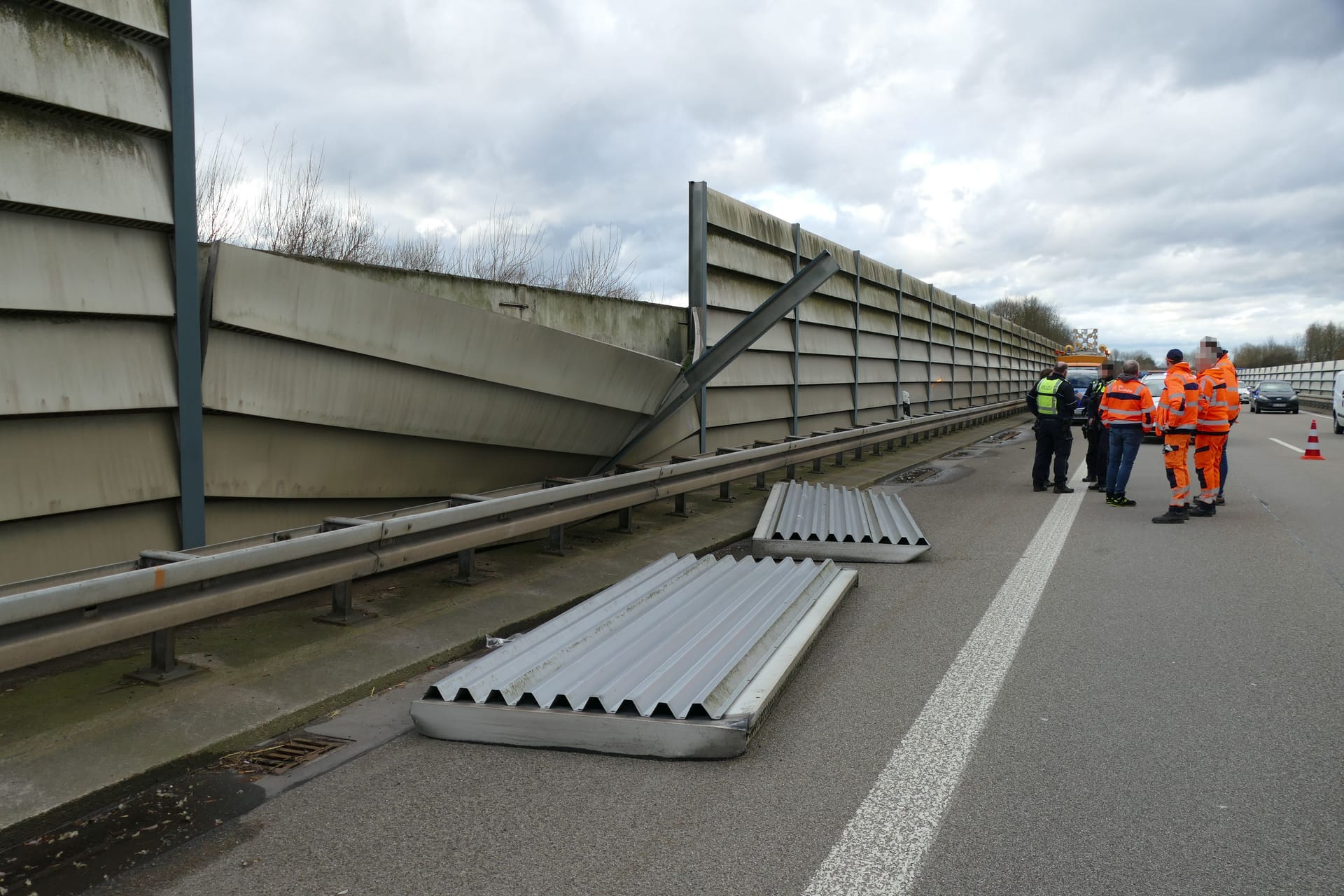 Auf der A560 Richtung Hennef bei Köln hat sich eine Lärmschutzwand gelöst: Eine Spur ist stundenlang gesperrt, Polizei und Autobahn GmbH sind im Einsatz.