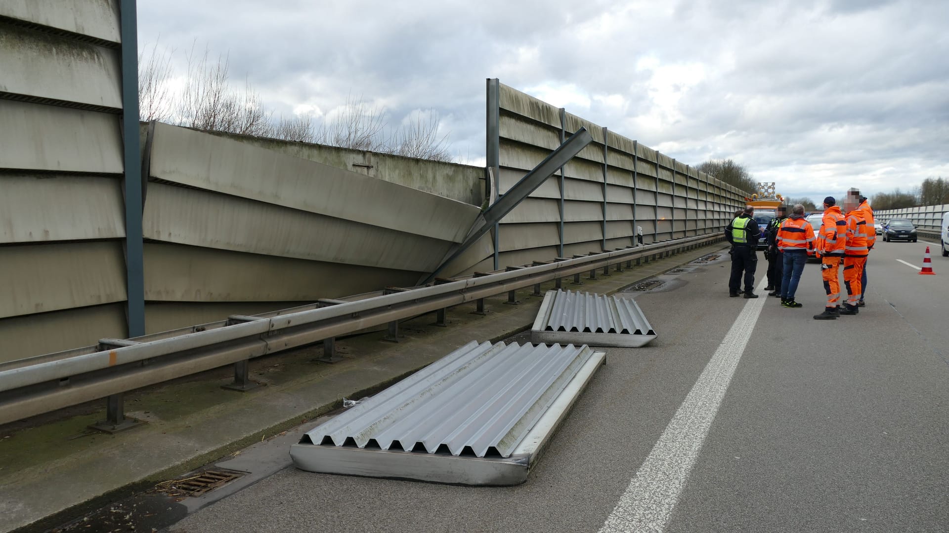 Auf der A560 Richtung Hennef bei Köln hat sich eine Lärmschutzwand gelöst: Eine Spur ist stundenlang gesperrt, Polizei und Autobahn GmbH sind im Einsatz.