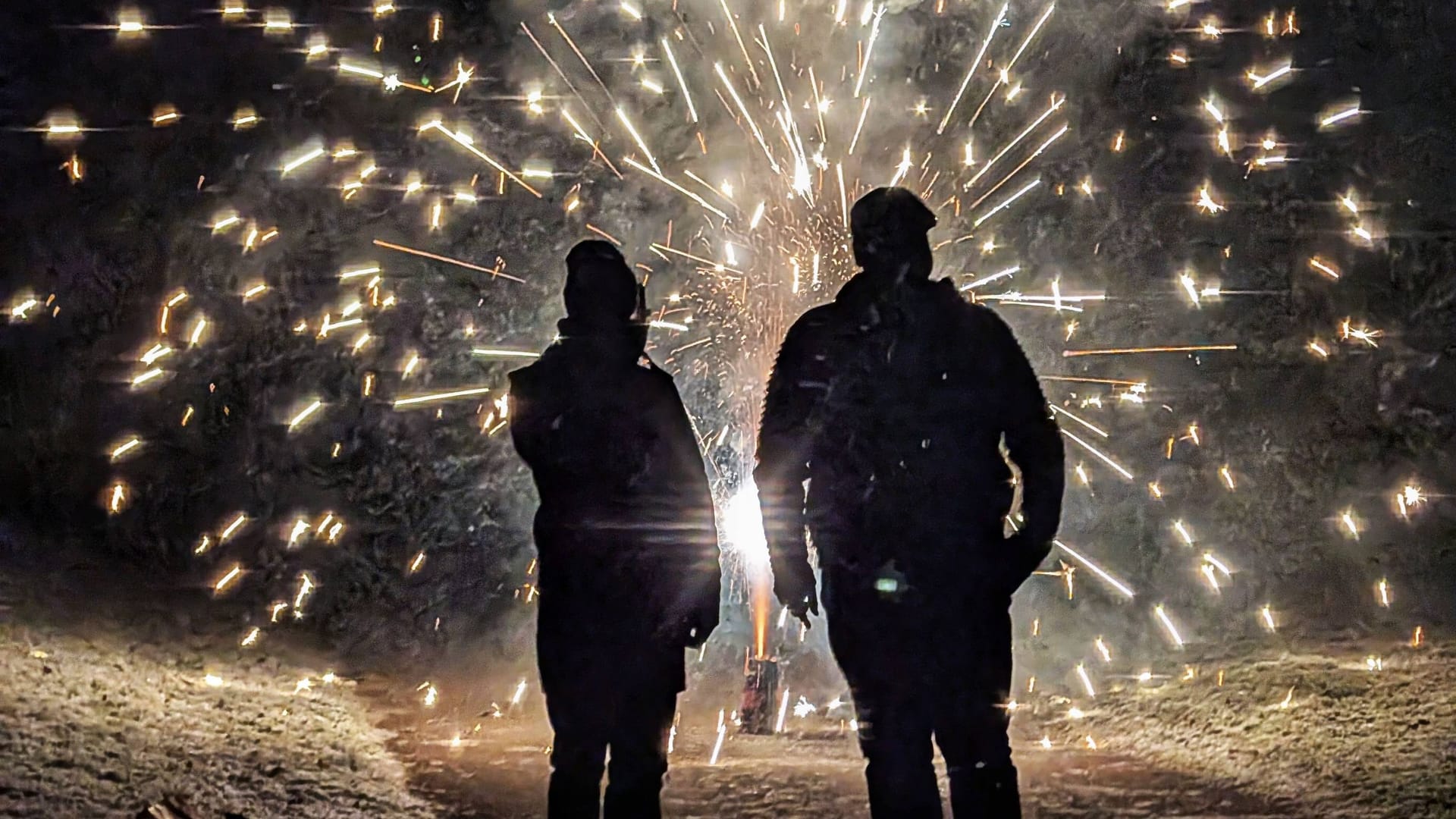 Münchner Paar mit Feuerwerkskörpern in der Nacht: Nicht alle verhielten sich friedlich.