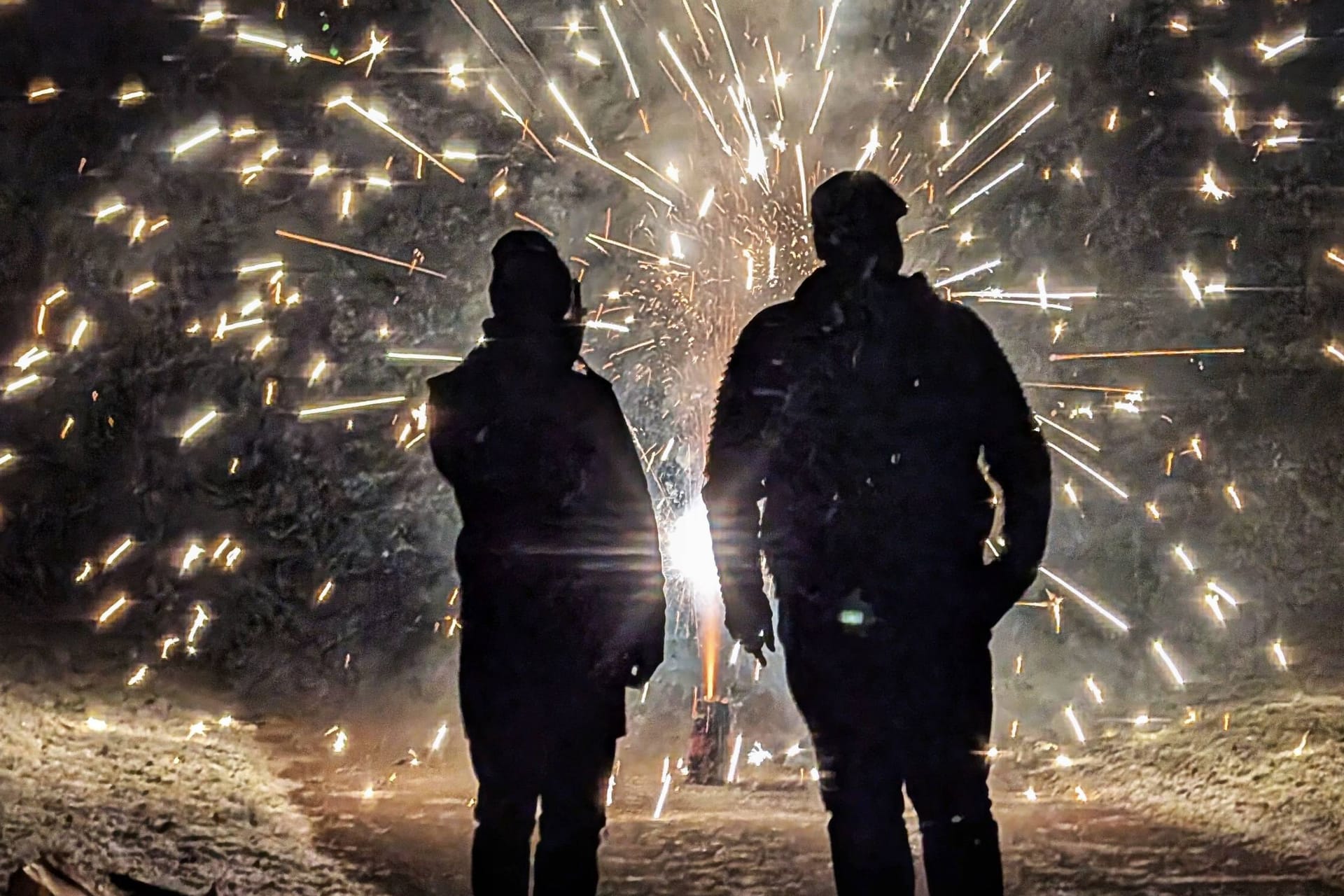 Münchner Paar mit Feuerwerkskörpern in der Nacht: Nicht alle verhielten sich friedlich.