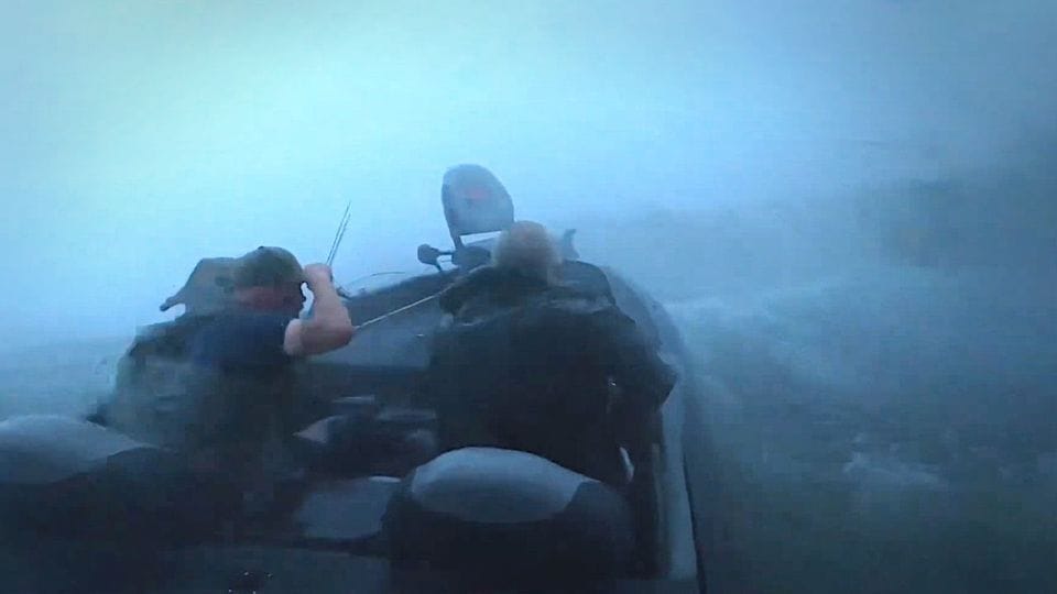 Zwei Angler und ein Hund geraten mit ihrem Boot in einen Tornado.