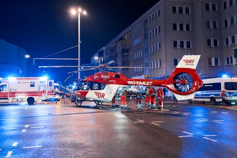 Ein Rettungshubschrauber steht in der Nacht zum Sonntag auf einer Kreuzung in Schöneberg: Ein Mann hatte sich zuvor in einer Wohnung selbst angezündet.