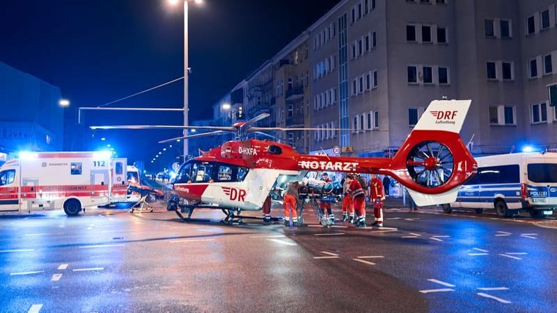 Ein Rettungshubschrauber steht in der Nacht zum Sonntag auf einer Kreuzung in Schöneberg: Ein Mann hatte sich zuvor in einer Wohnung selbst angezündet.