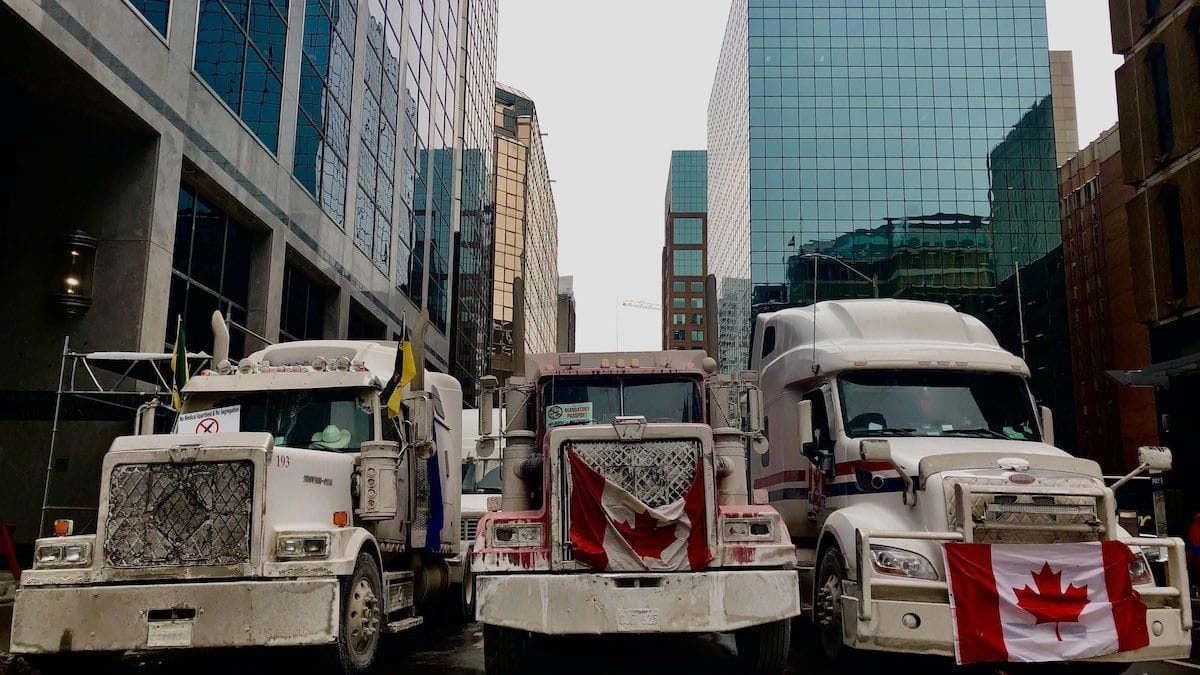 Teilnehmer des Freedom Convoi blockieren eine Straße in der kanadischen Hauptstadt Ottawa.