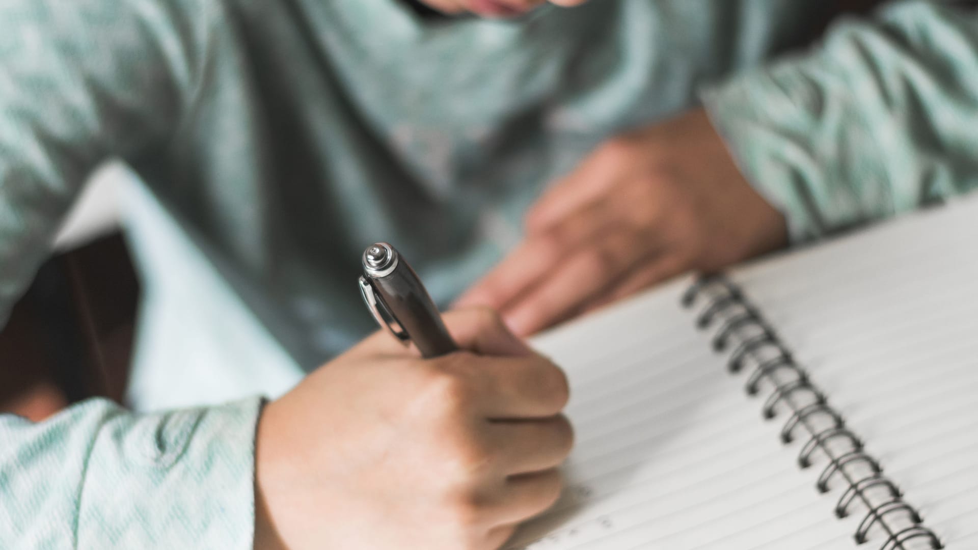 Ein Kind schreibt in einen Block: Schuleingangsuntersuchungen haben Defizite ans Licht gebracht.