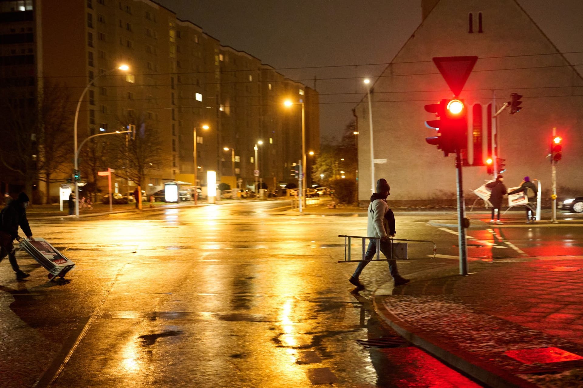 11.01.2025, Berlin: Parteigenossinnen und Genossen der Linken gehen mit Plakaten über die Ampel. Ab heute dürfen die Parteien in Berlin Wahlplakate im öffentlichen Raum aufstellen oder an Laternen anbringen.