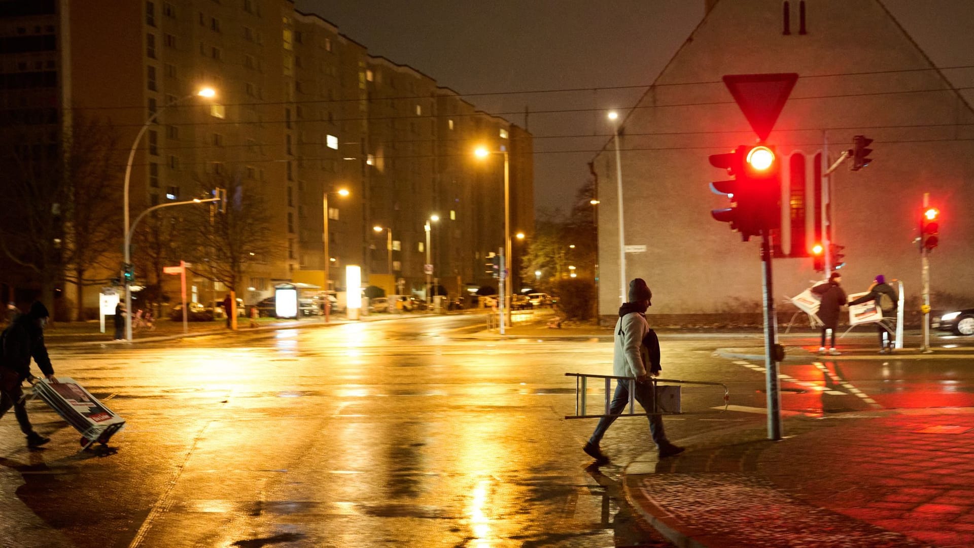 11.01.2025, Berlin: Parteigenossinnen und Genossen der Linken gehen mit Plakaten über die Ampel. Ab heute dürfen die Parteien in Berlin Wahlplakate im öffentlichen Raum aufstellen oder an Laternen anbringen.