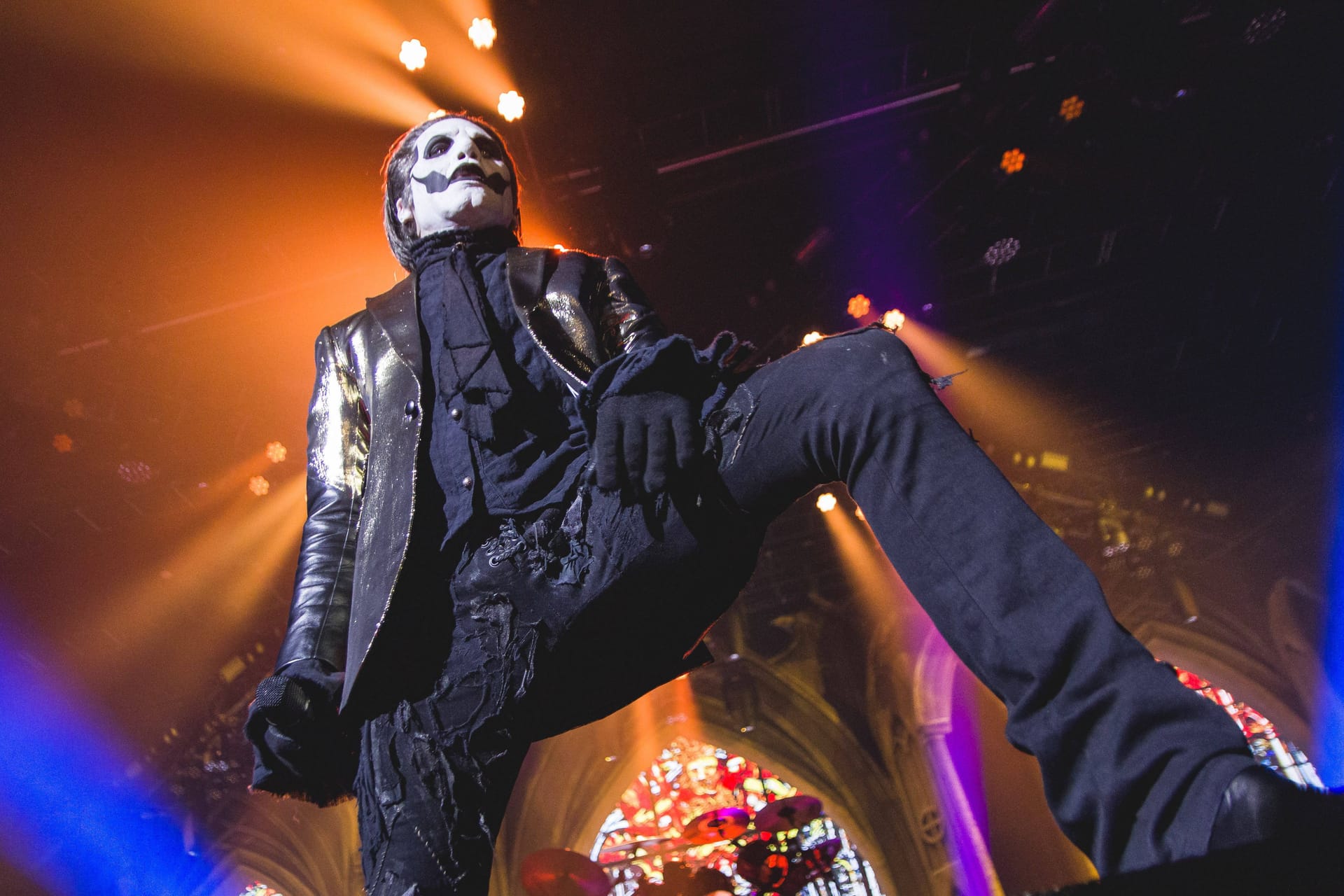 Tobias Forge, Sänger von "Ghost", bei einem Auftritt: In Hannover müssen Handys in einer speziellen Tasche bleiben.