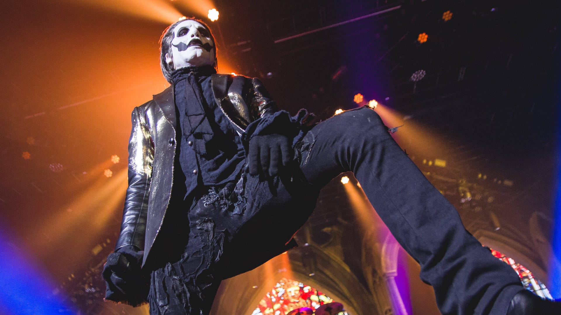 Tobias Forge, Sänger von "Ghost", bei einem Auftritt: In Hannover müssen Handys in einer speziellen Tasche bleiben.