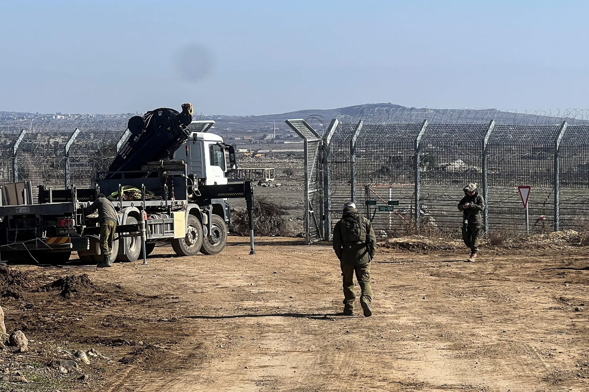 Israelische Soldaten an den Golanhöhen (Archivbild): Offenbar sind in der Pufferzone Bauarbeiten im Gange.