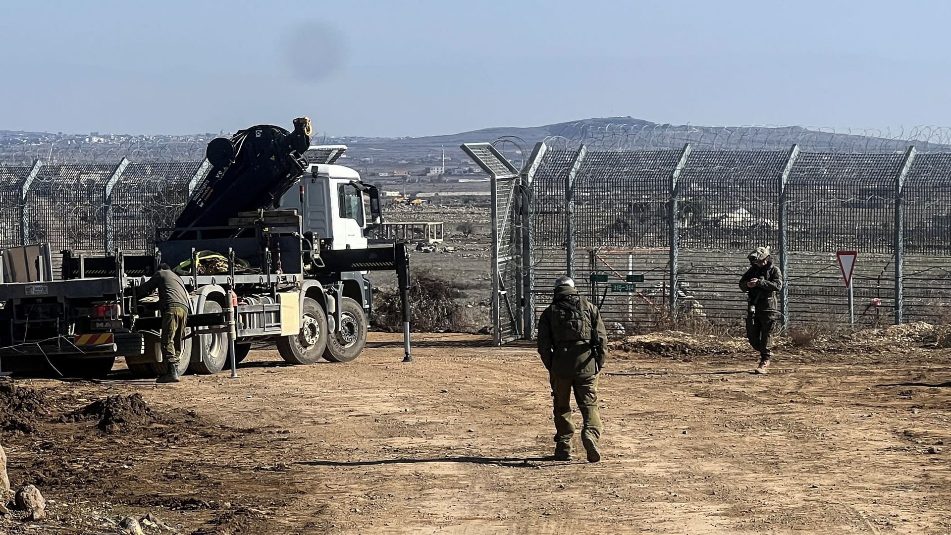 Israelische Soldaten an den Golanhöhen (Archivbild): Offenbar sind in der Pufferzone Bauarbeiten im Gange.