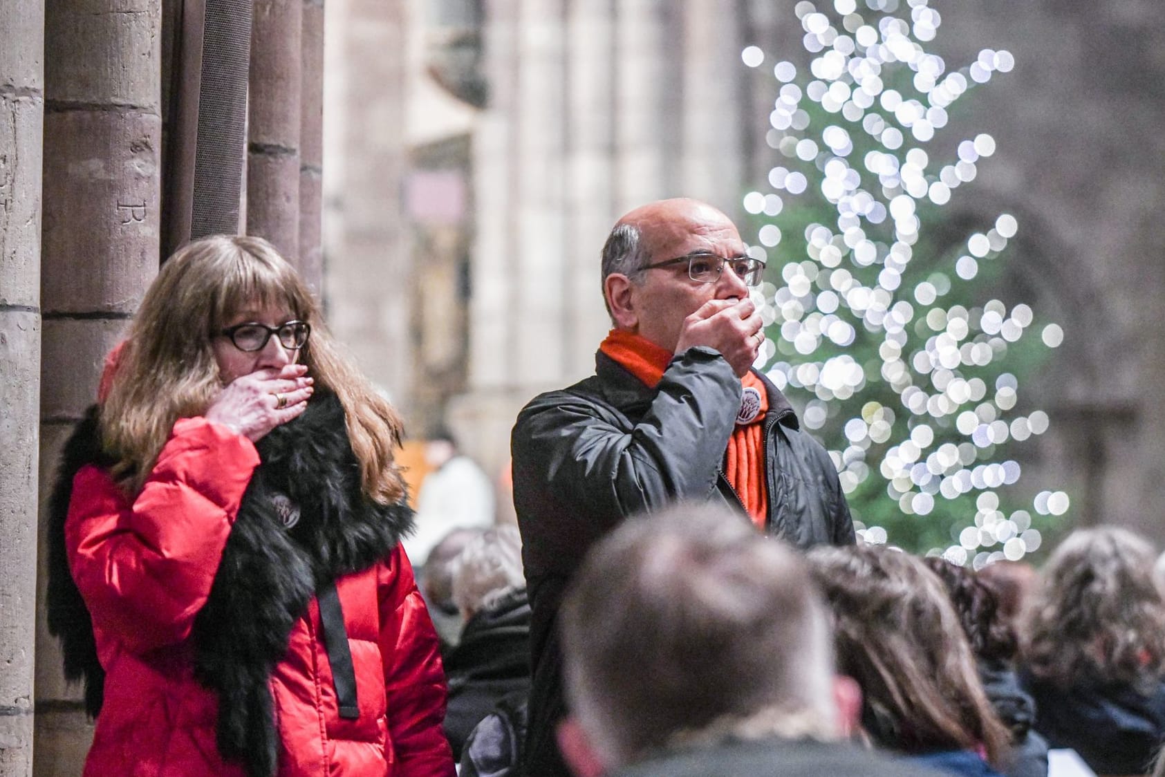 Eklat in Freiburg: Menschen nehmen beim Silvester-Gottesdienst im Freiburger Münster an einem stillen Protest teil.