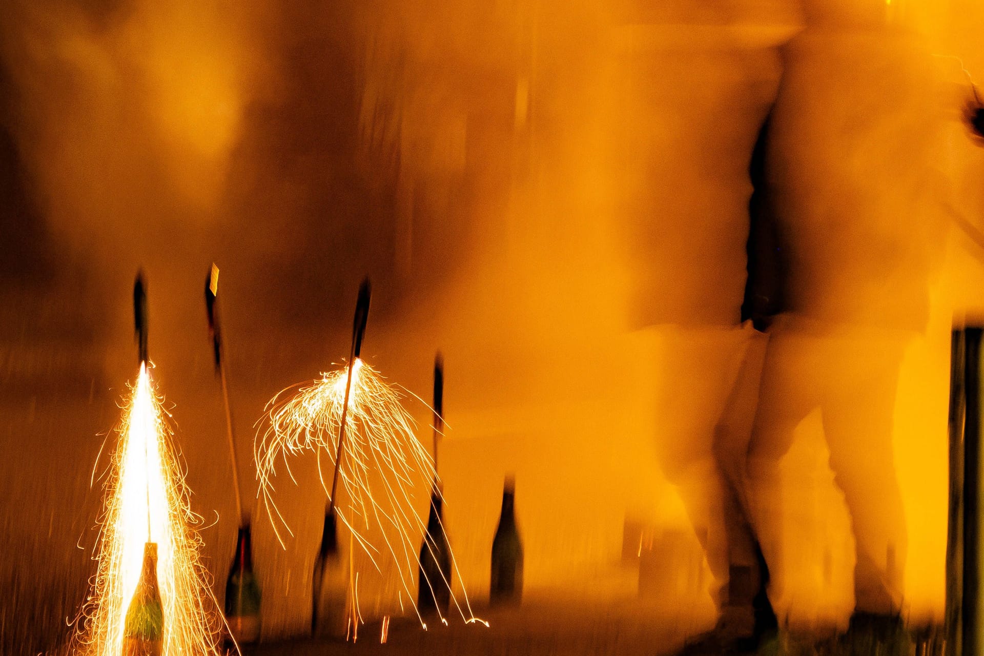 Feuerwerksraketen werden gezündet (Symbolbild): In der Silvesternacht wurden in Berlin mehrere Personen schwer verletzt.