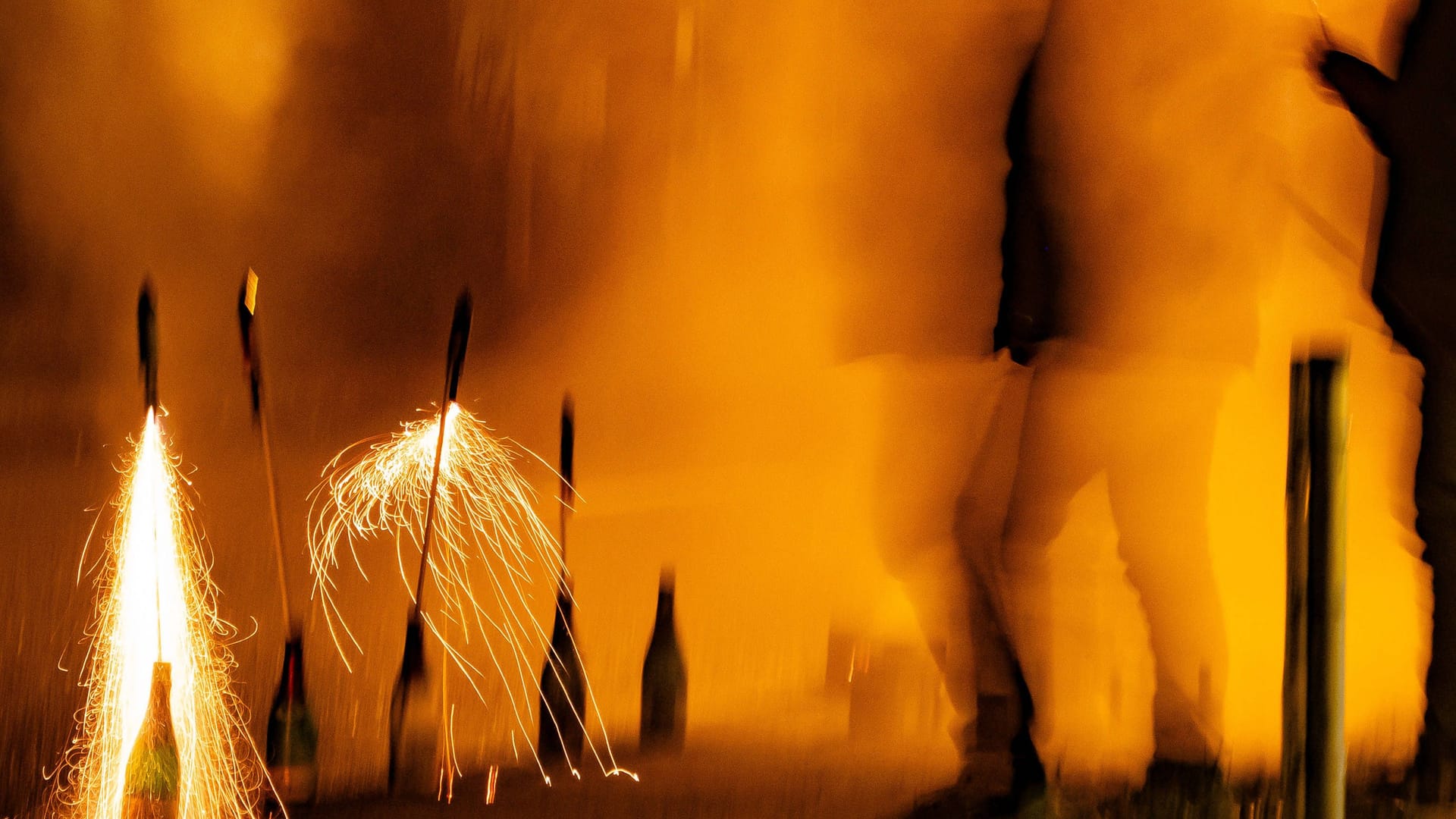 Feuerwerksraketen werden gezündet (Symbolbild): In der Silvesternacht wurden in Berlin mehrere Personen schwer verletzt.