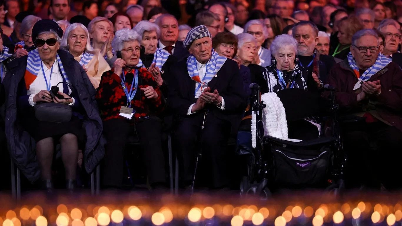 Holocaust-Überlebende gestern in Auschwitz.