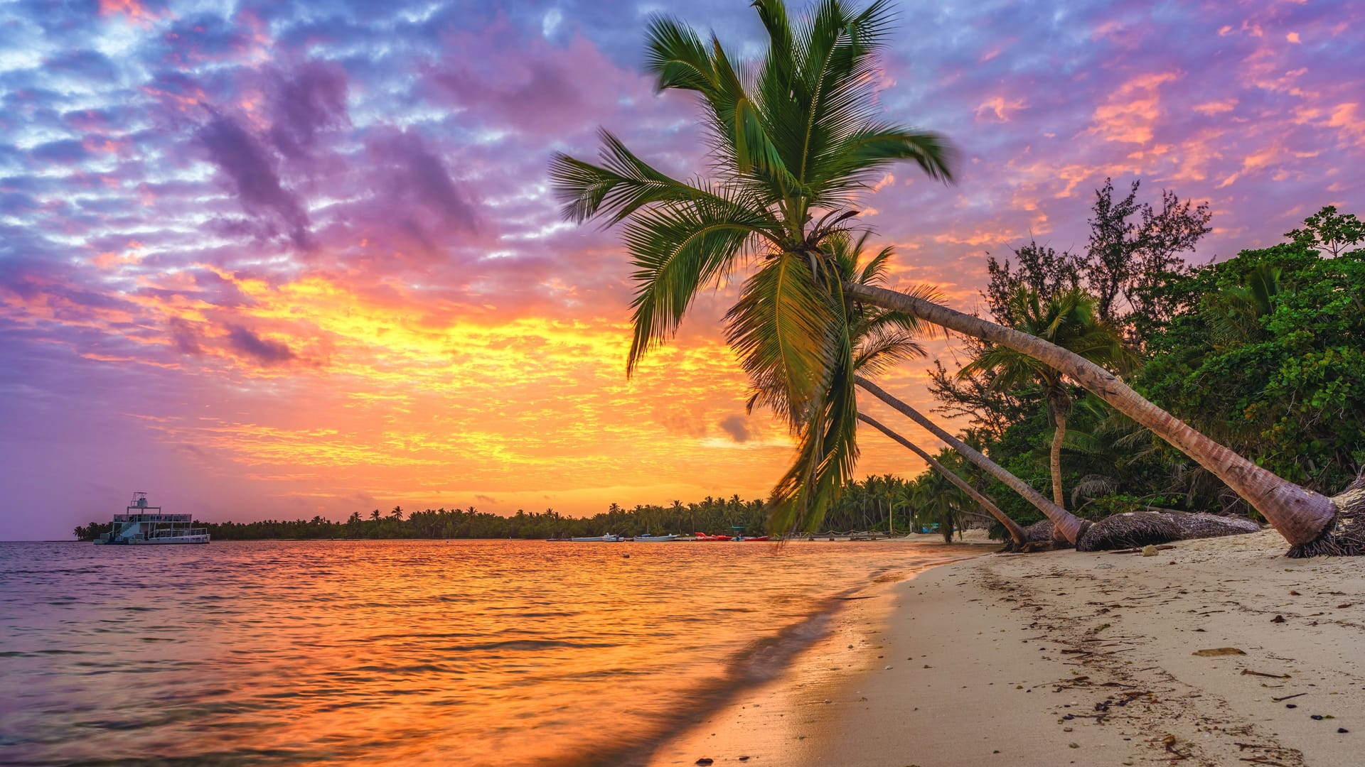 Sonnenuntergang über einem Strand in der Dominikanischen Republik (Archivbild): Aufgrund seiner ganzjährig hohen Temperaturen ist der Inselstaat ein beliebtes Reiseziel im Winter.