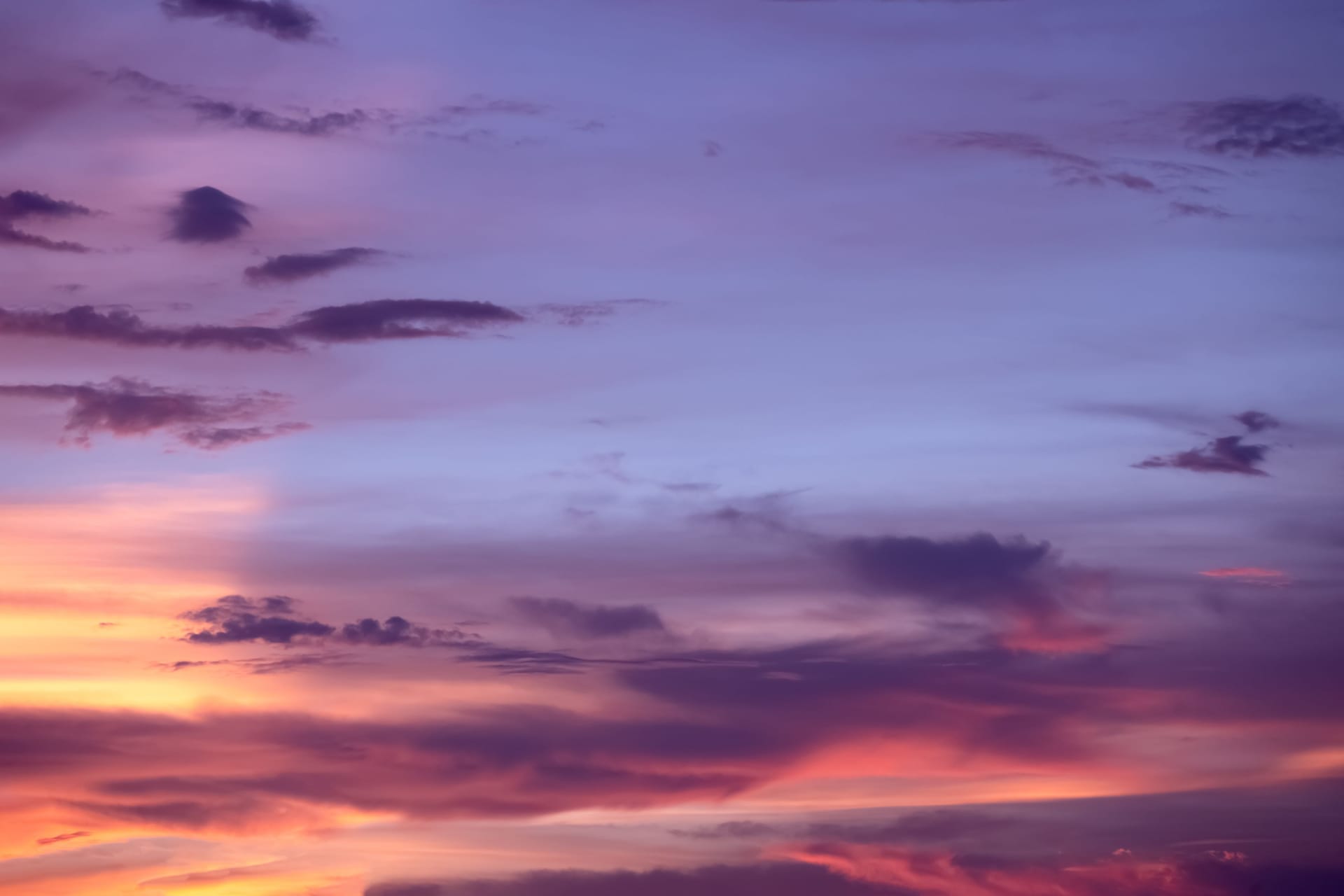 Lila Wolken am Horizont (Symbolbild): In Köln verfärbte sich am Mittwochabend der Himmel.