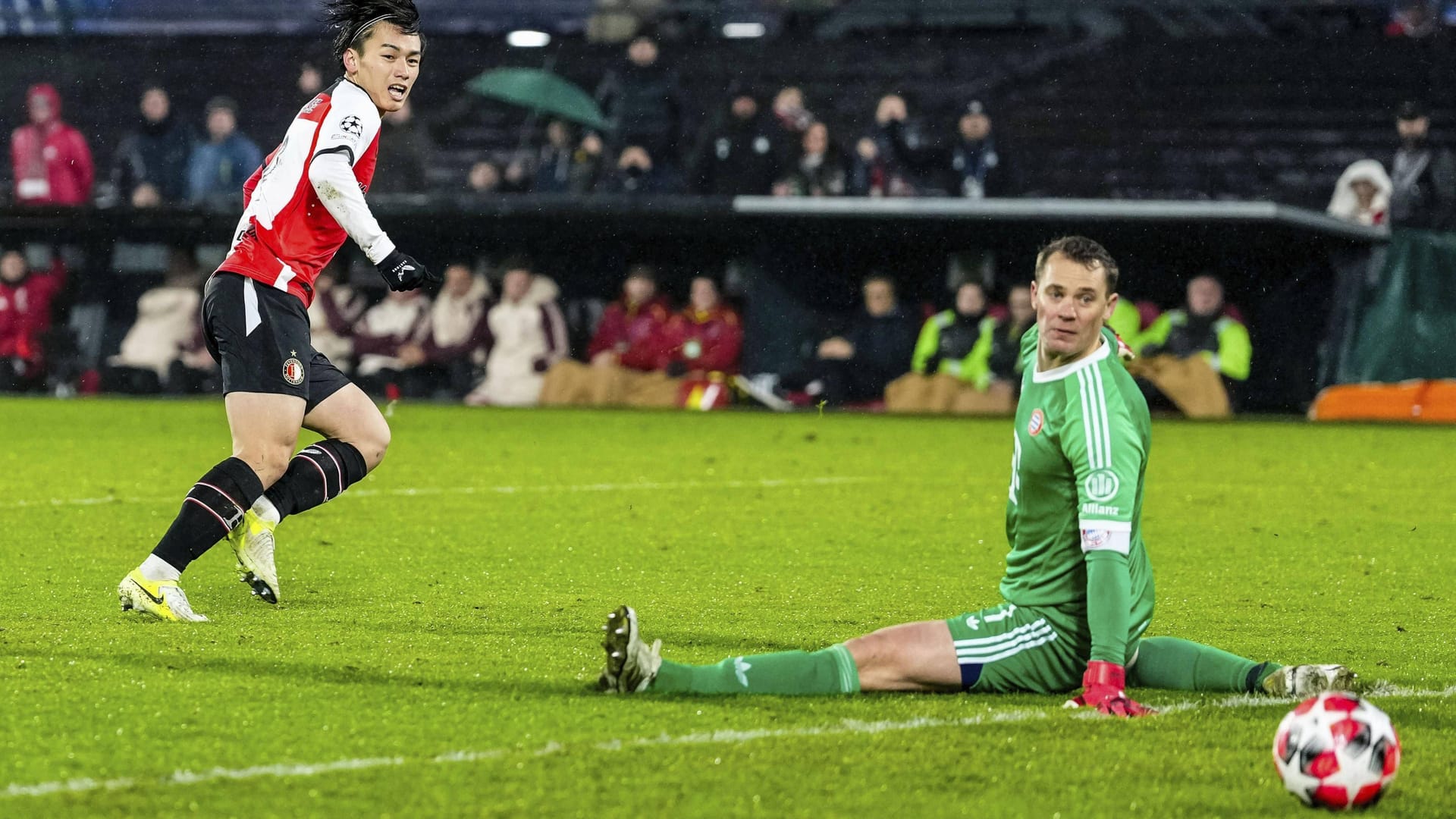 Der Endstand: Feyenoords Ueda trifft zum 3:0 gegen den FC Bayern. Torwart Manuel Neuer ist machtlos.