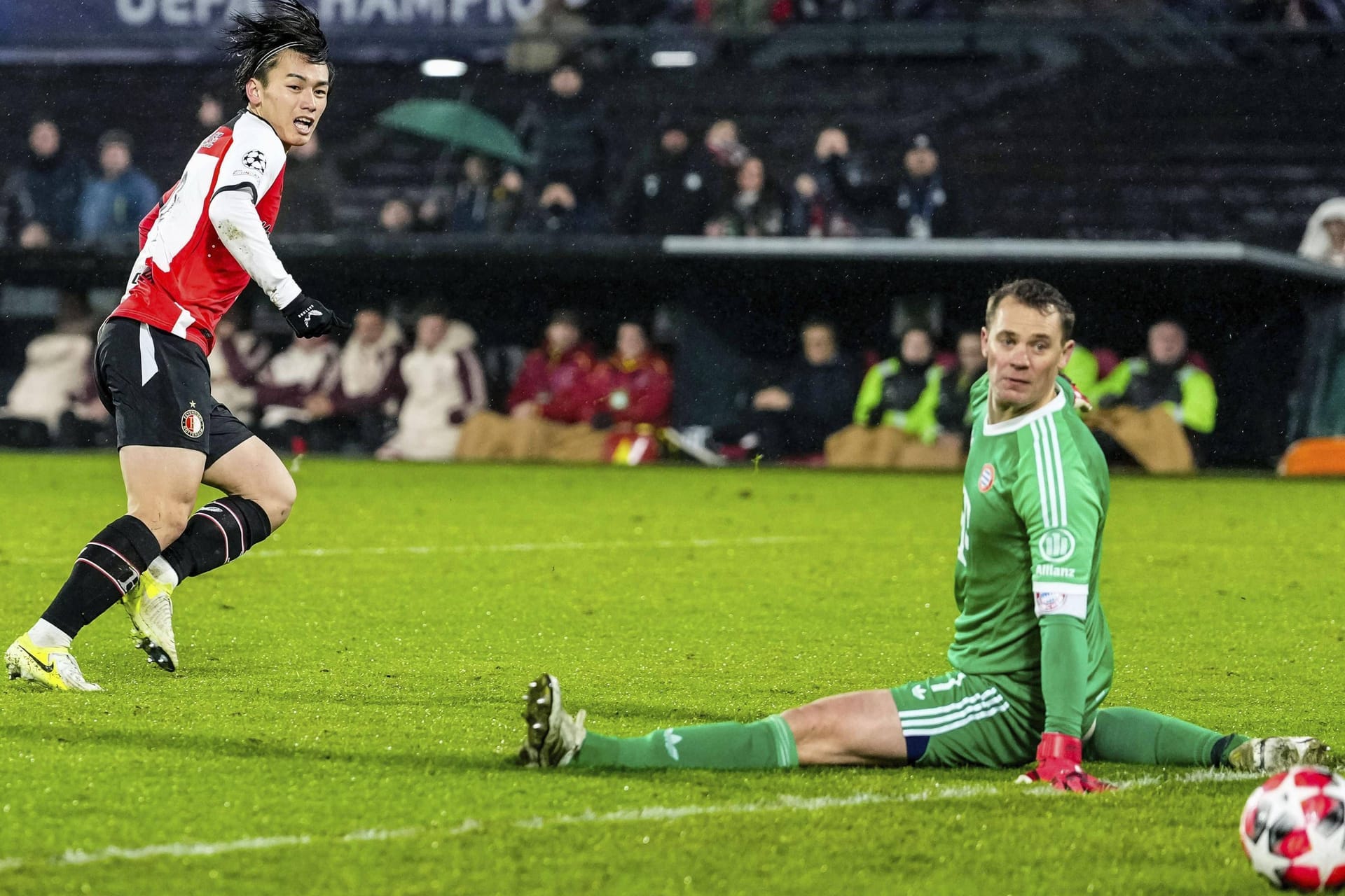 Der Endstand: Feyenoords Ueda trifft zum 3:0 gegen den FC Bayern. Torwart Manuel Neuer ist machtlos.