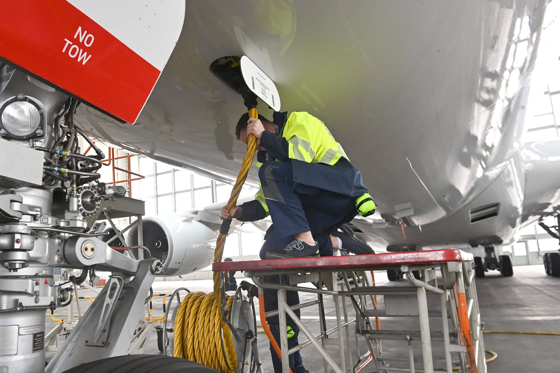 Ein Mitarbeiter der Lufthansa Technik (Symbolbild): Vergangenes Jahr stellte der Konzern 13.000 Mitarbeiter ein.