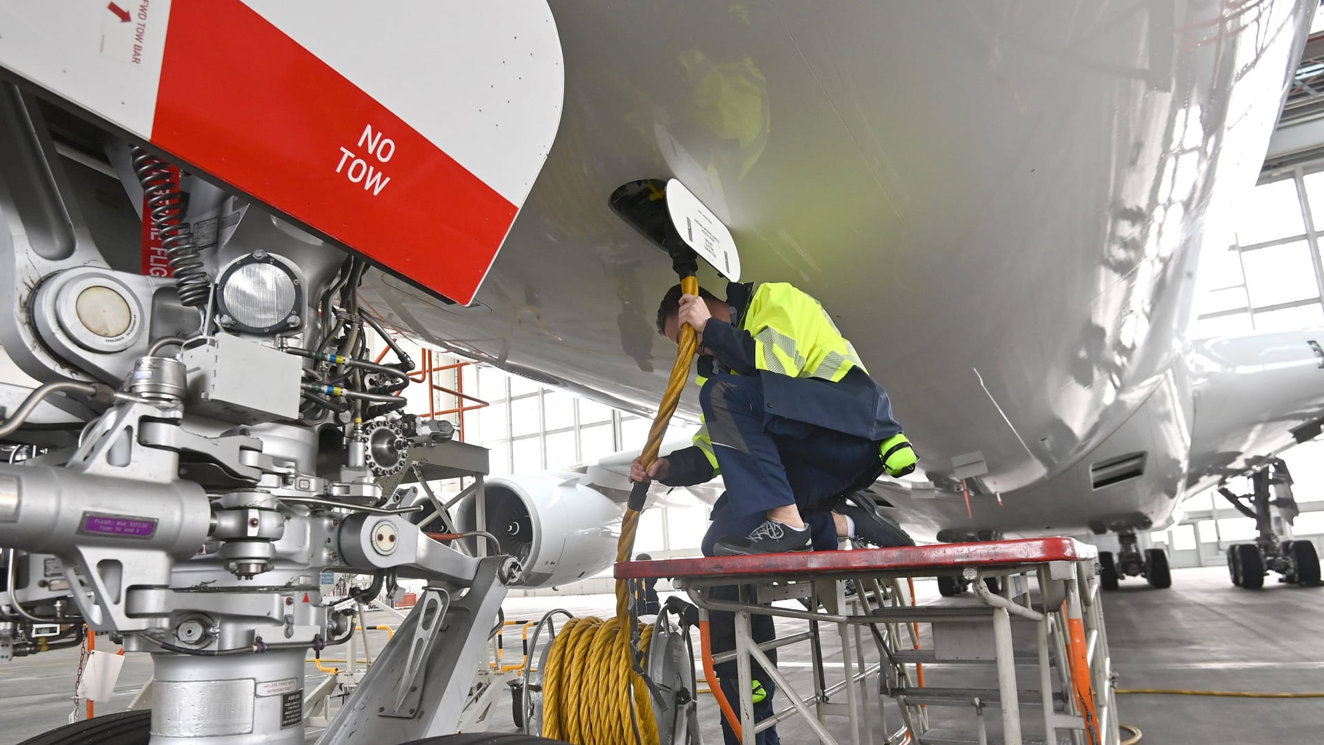 Ein Mitarbeiter der Lufthansa Technik (Symbolbild): Vergangenes Jahr stellte der Konzern 13.000 Mitarbeiter ein.