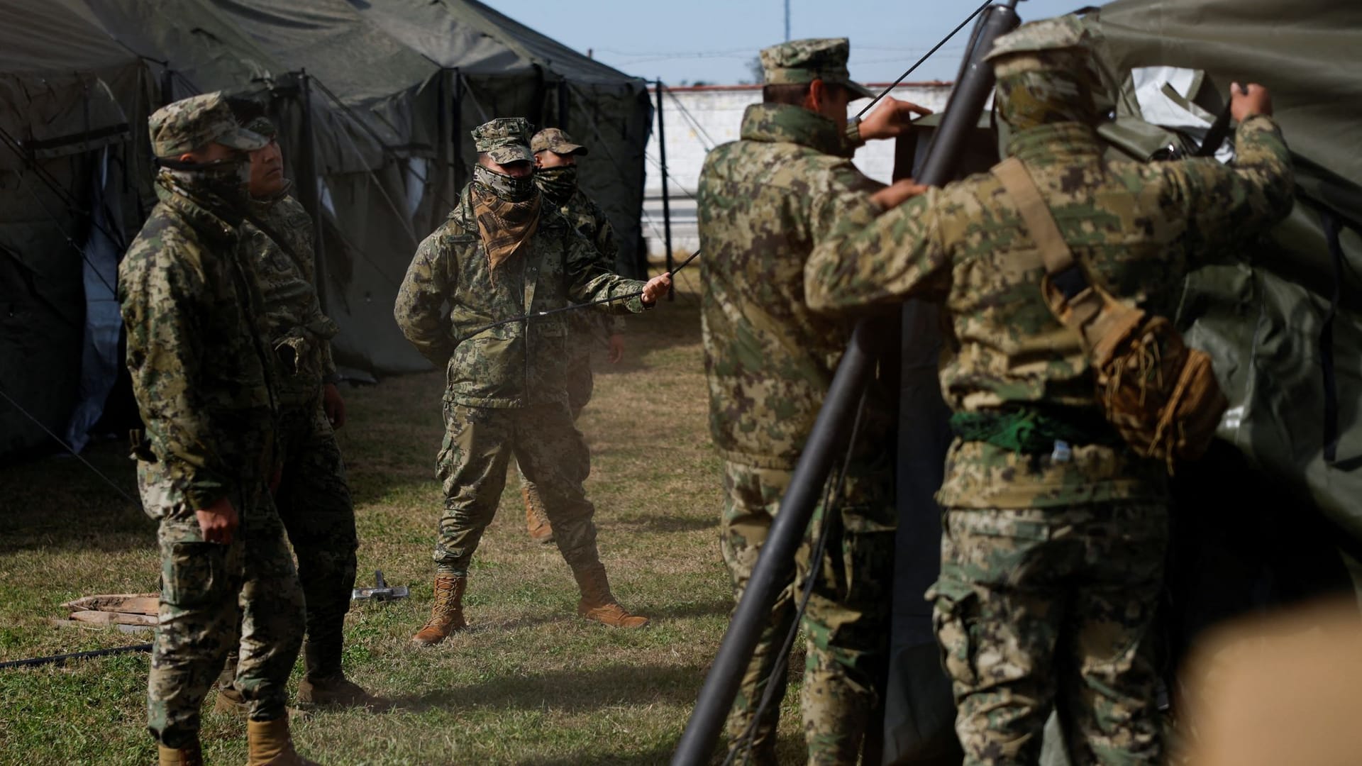 Mexiko: Soldaten der Armee errichten Zelte.