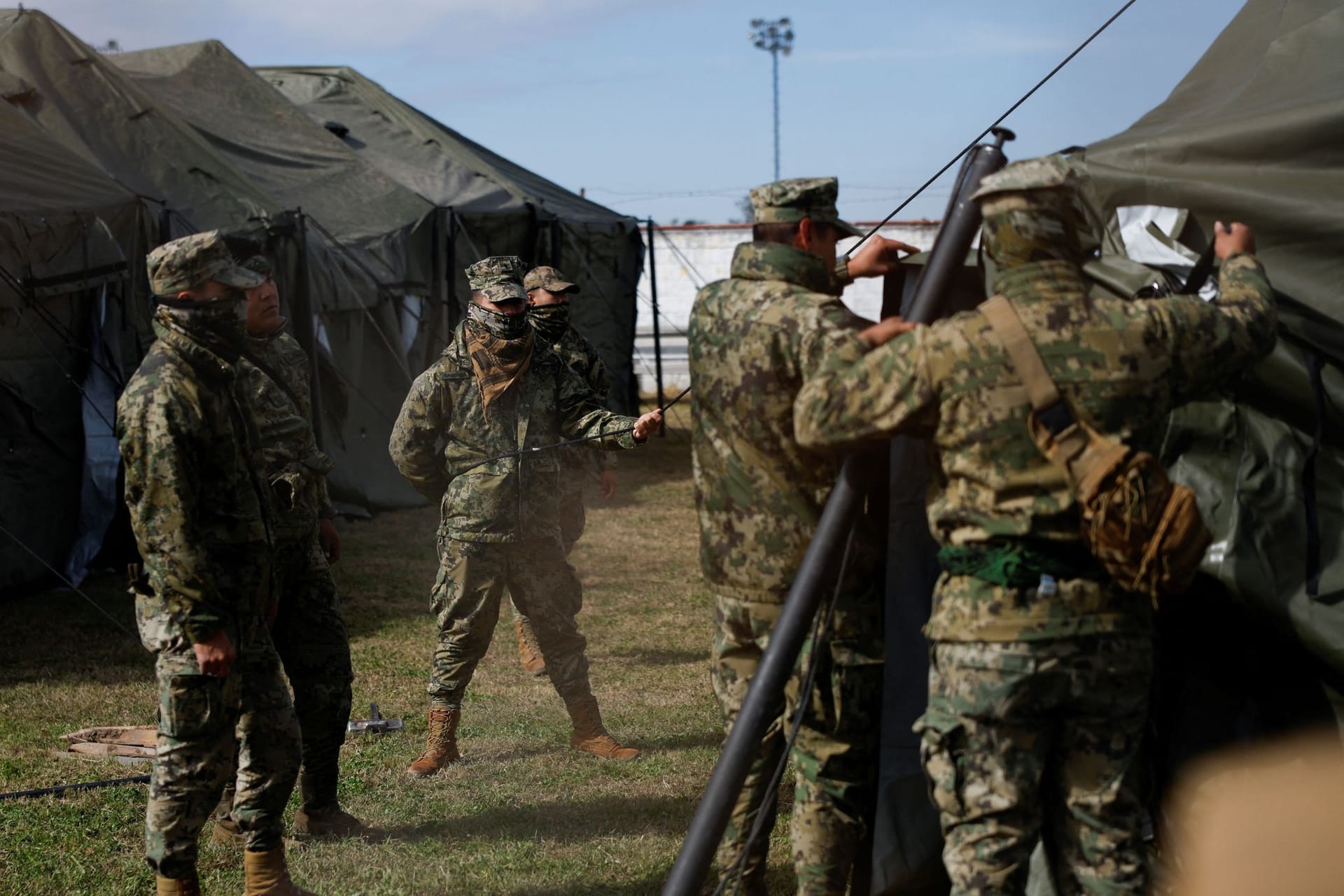 Mexiko: Soldaten der Armee errichten Zelte.