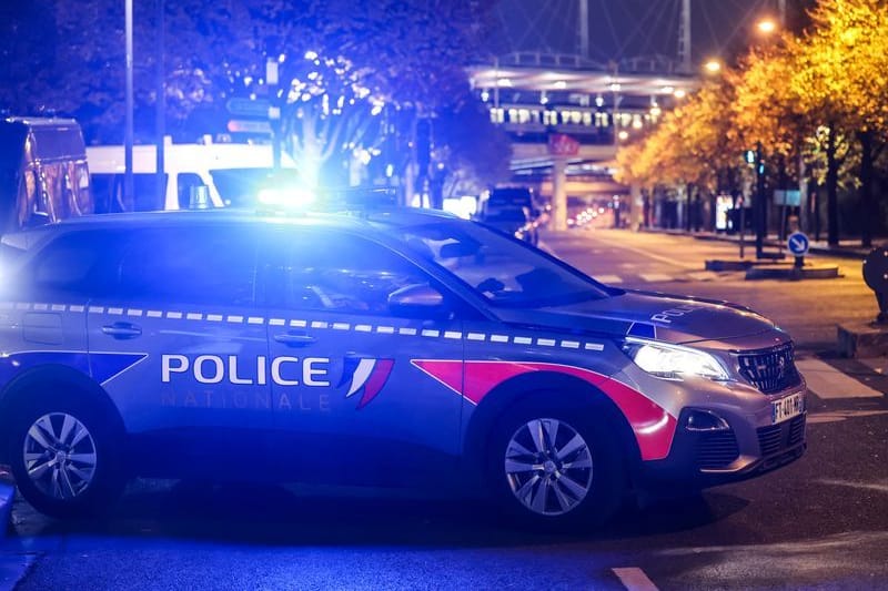 Ein Fahrzeug der französischen Polizei steht mit Blaulicht auf einer Straße (Archivbild): Die Kinder sollen die Tat umgesetzt haben.