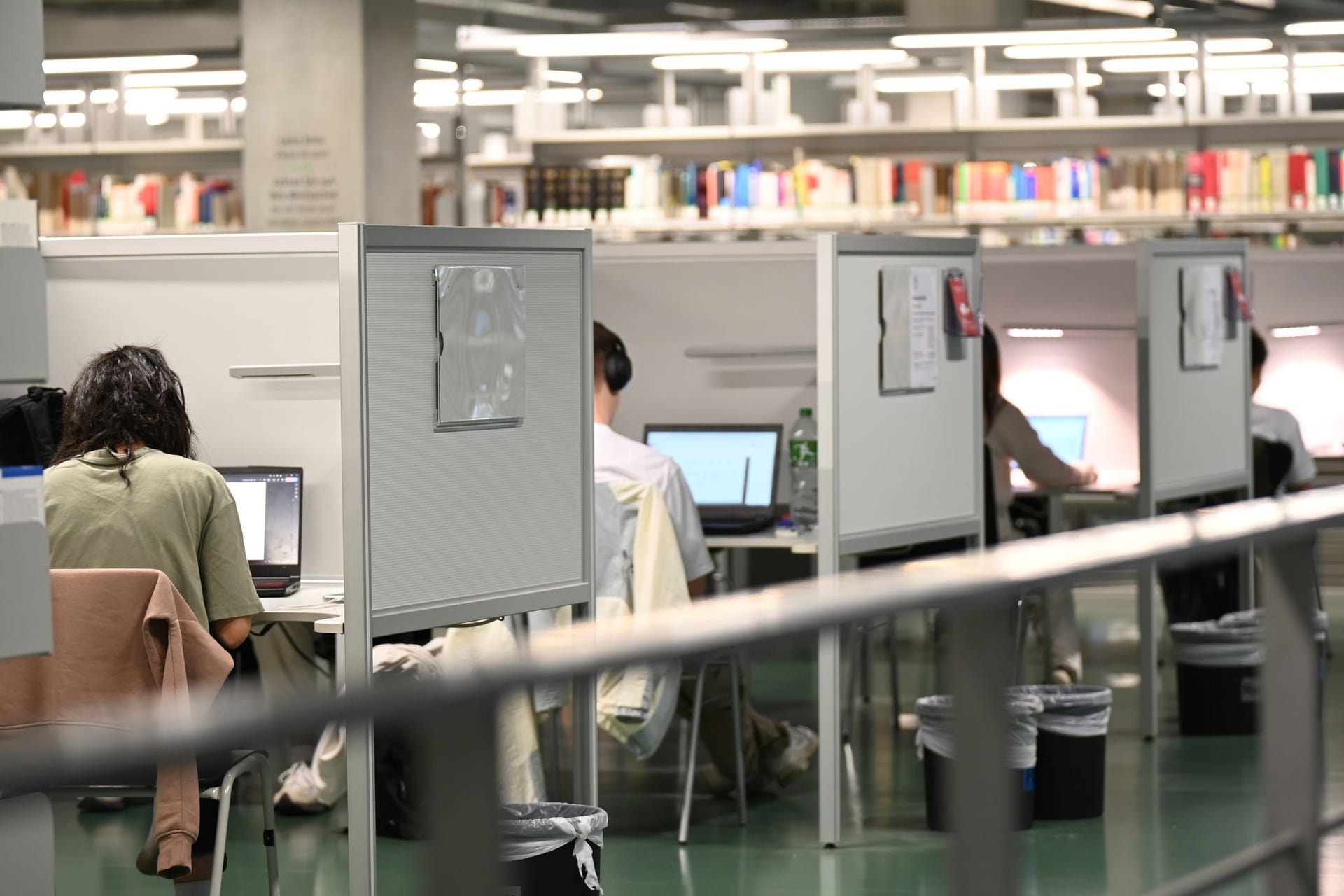 Studenten lernen in der Bibliothek