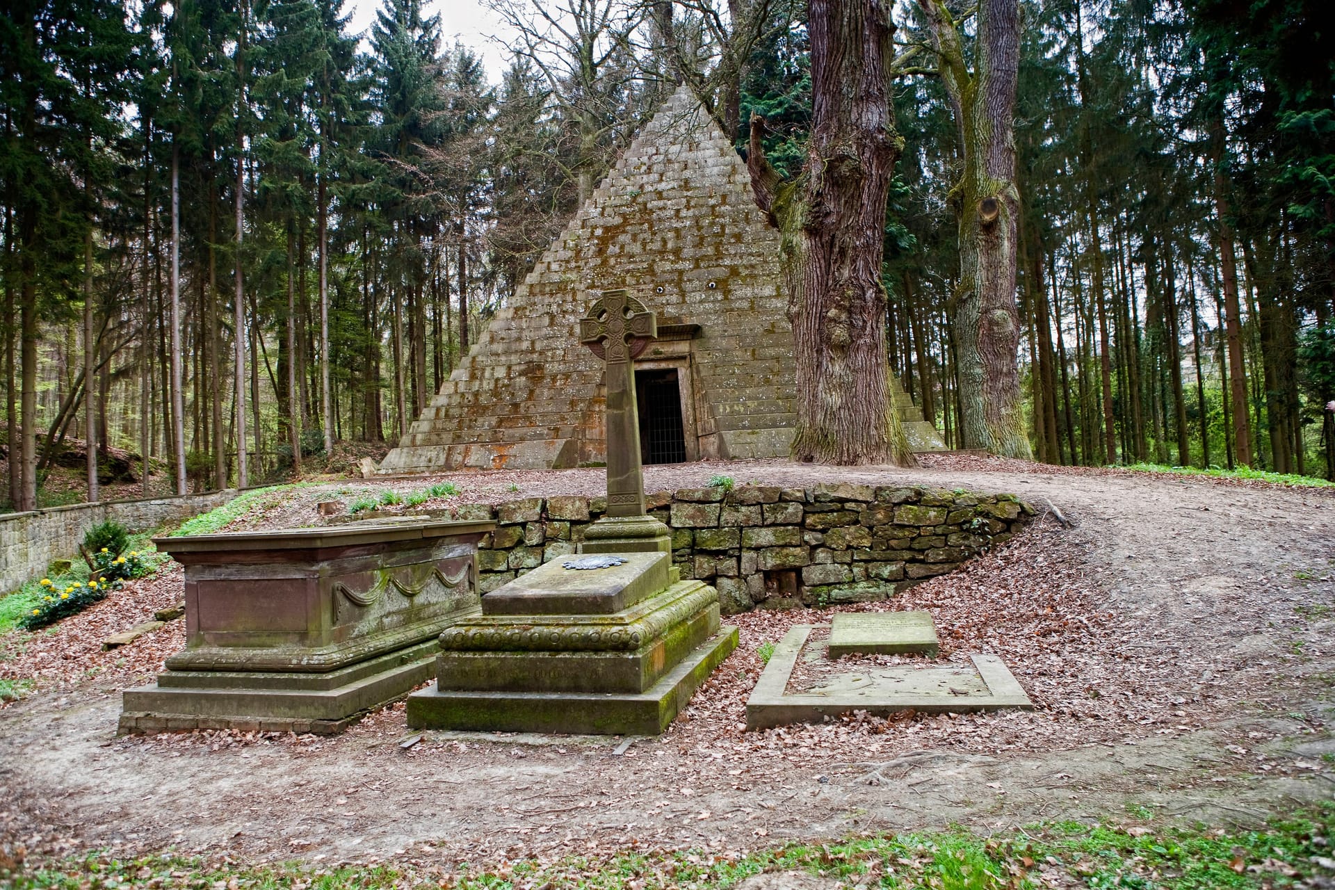 Das Mausoleum in Pyramidenform: Auch außerhalb befinden sich Grabstätten.