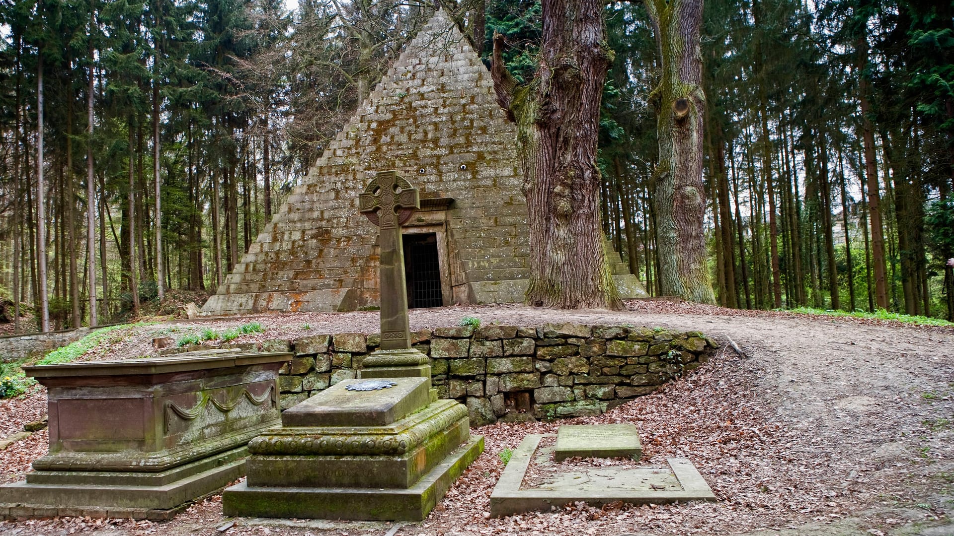 Das Mausoleum in Pyramidenform: Auch außerhalb befinden sich Grabstätten.