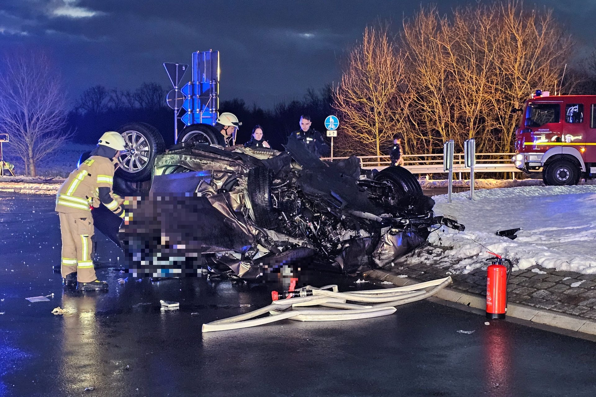 Eines der beiden Unfallfahrzeuge: Die Feuerwehr befreite zwei Personen mit schwerem Gerät.