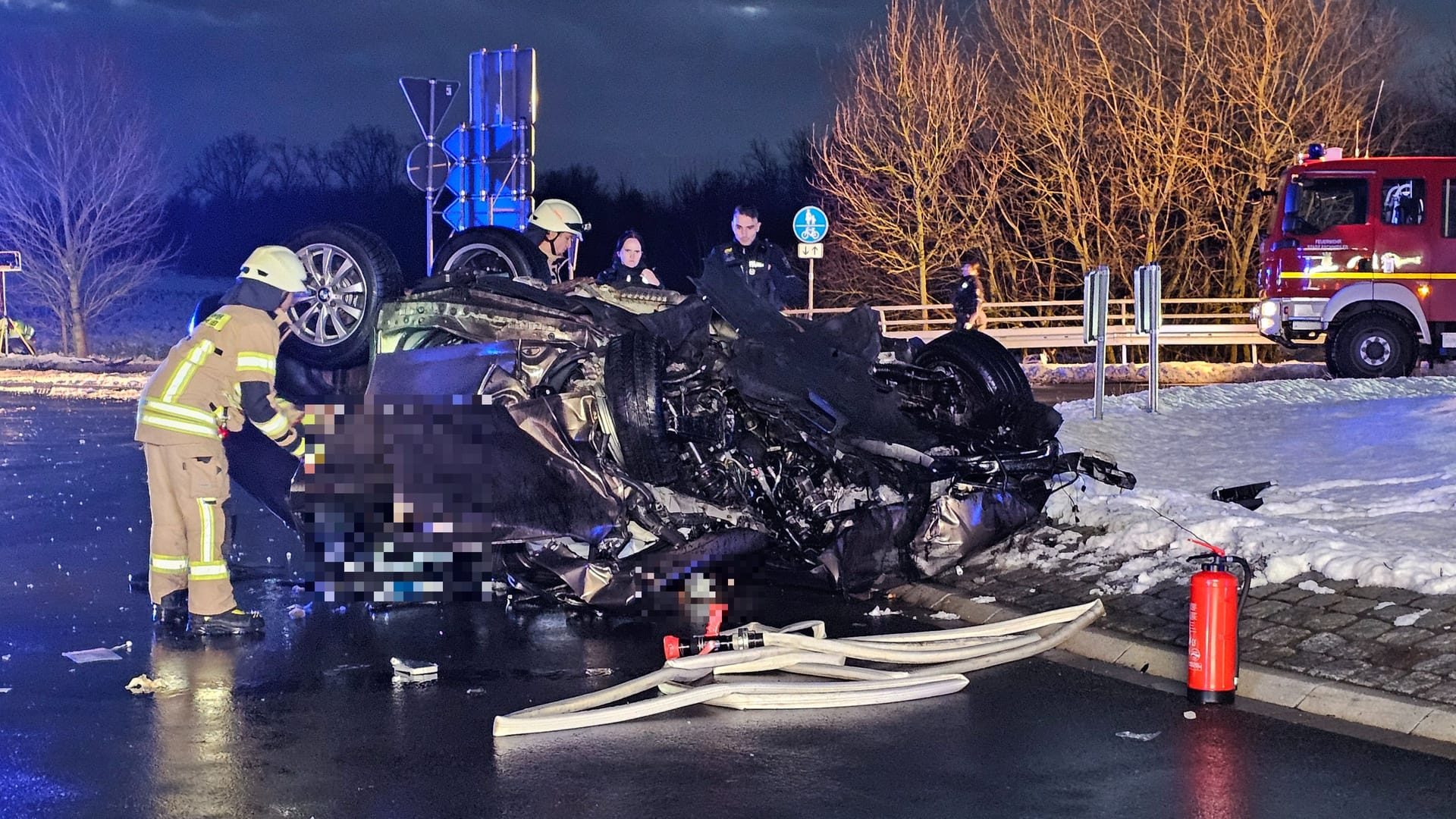 Eines der beiden Unfallfahrzeuge: Die Feuerwehr befreite zwei Personen mit schwerem Gerät.