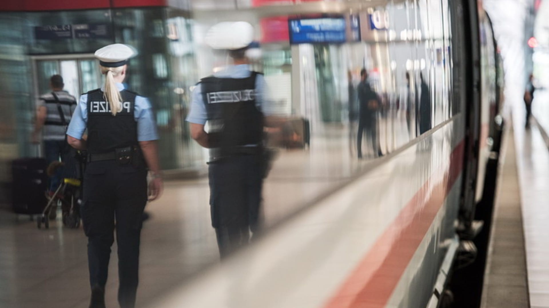 Ein junger Mann hat in einem ICE auf dem Weg nach München einen Polizeieinsatz ausgelöst (Symbolbild): Er hatte Reisende durch Gebete belästigt.