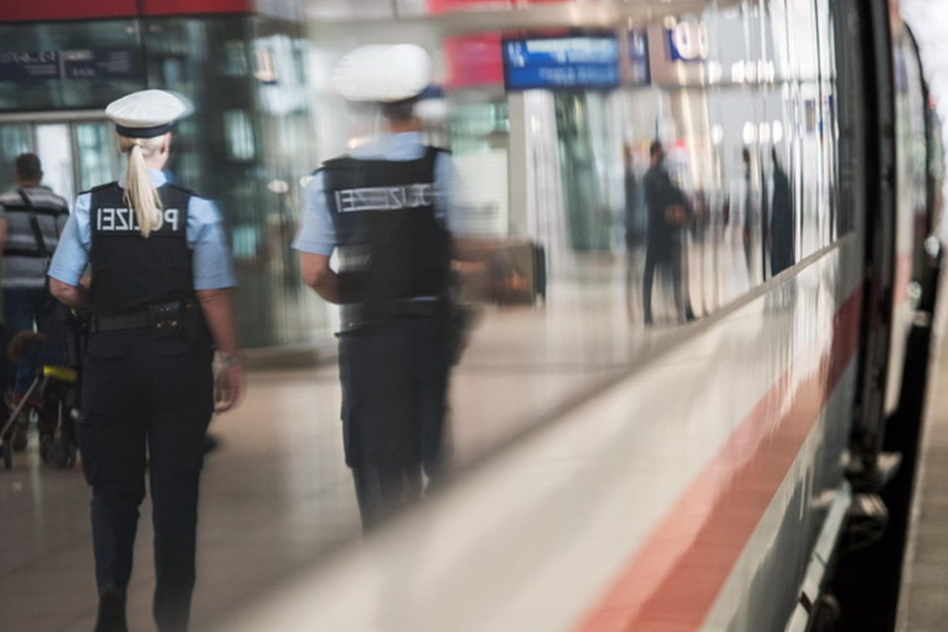 Ein junger Mann hat in einem ICE auf dem Weg nach München einen Polizeieinsatz ausgelöst (Symbolbild): Er hatte Reisende durch Gebete belästigt.