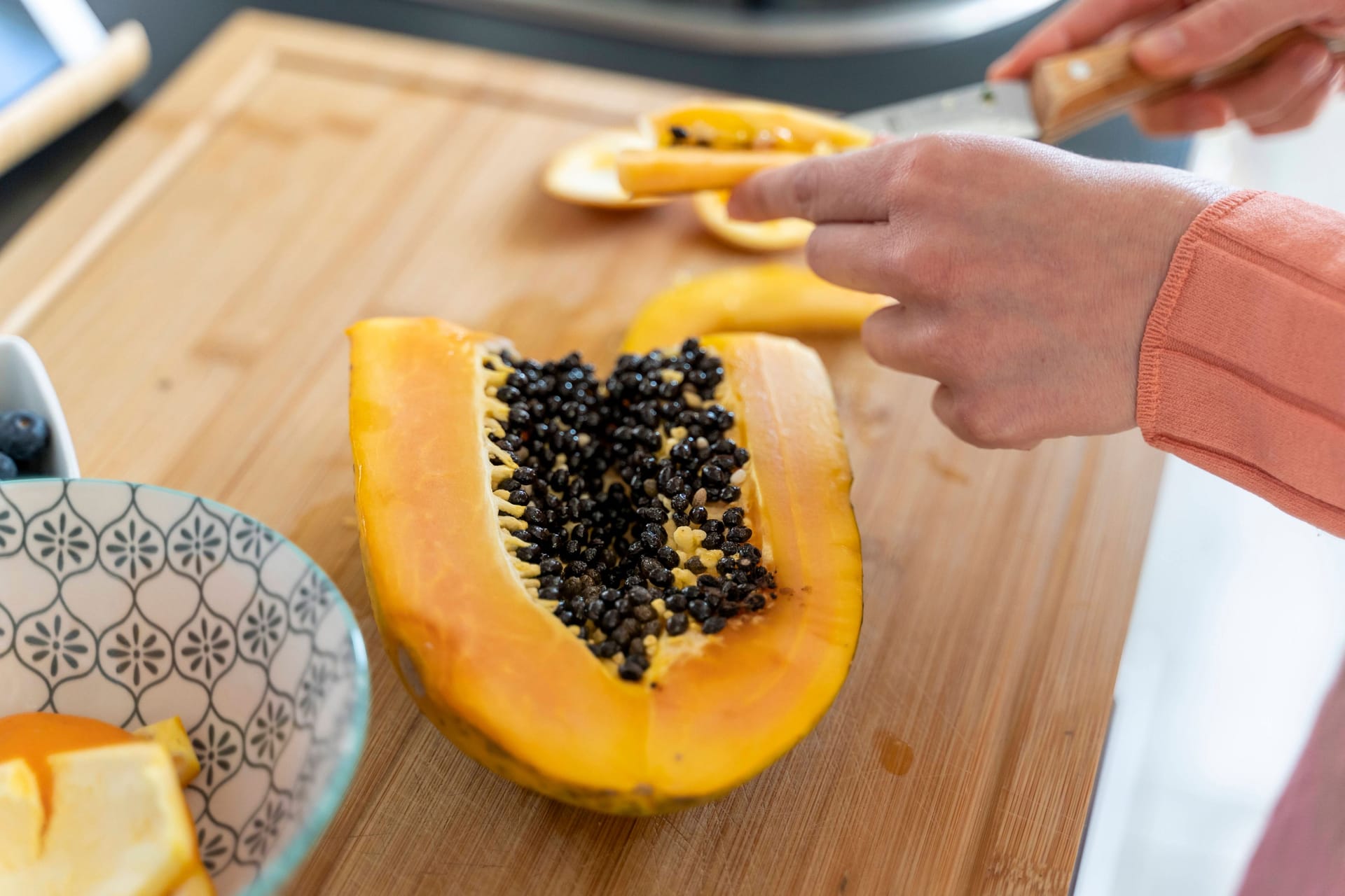 Papaya: Die Frucht ist reich an Vitamin C und Ballaststoffen.