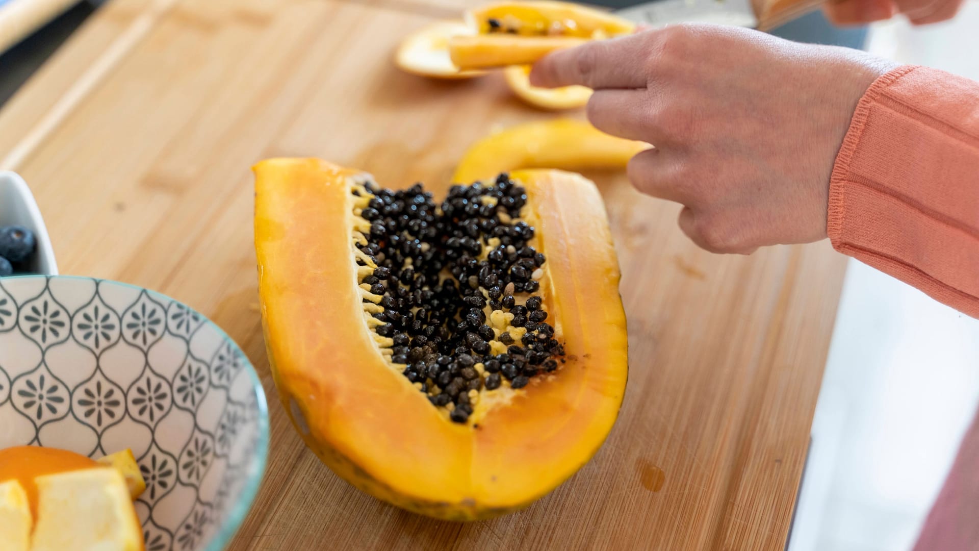 Papaya: Die Frucht ist reich an Vitamin C und Ballaststoffen.