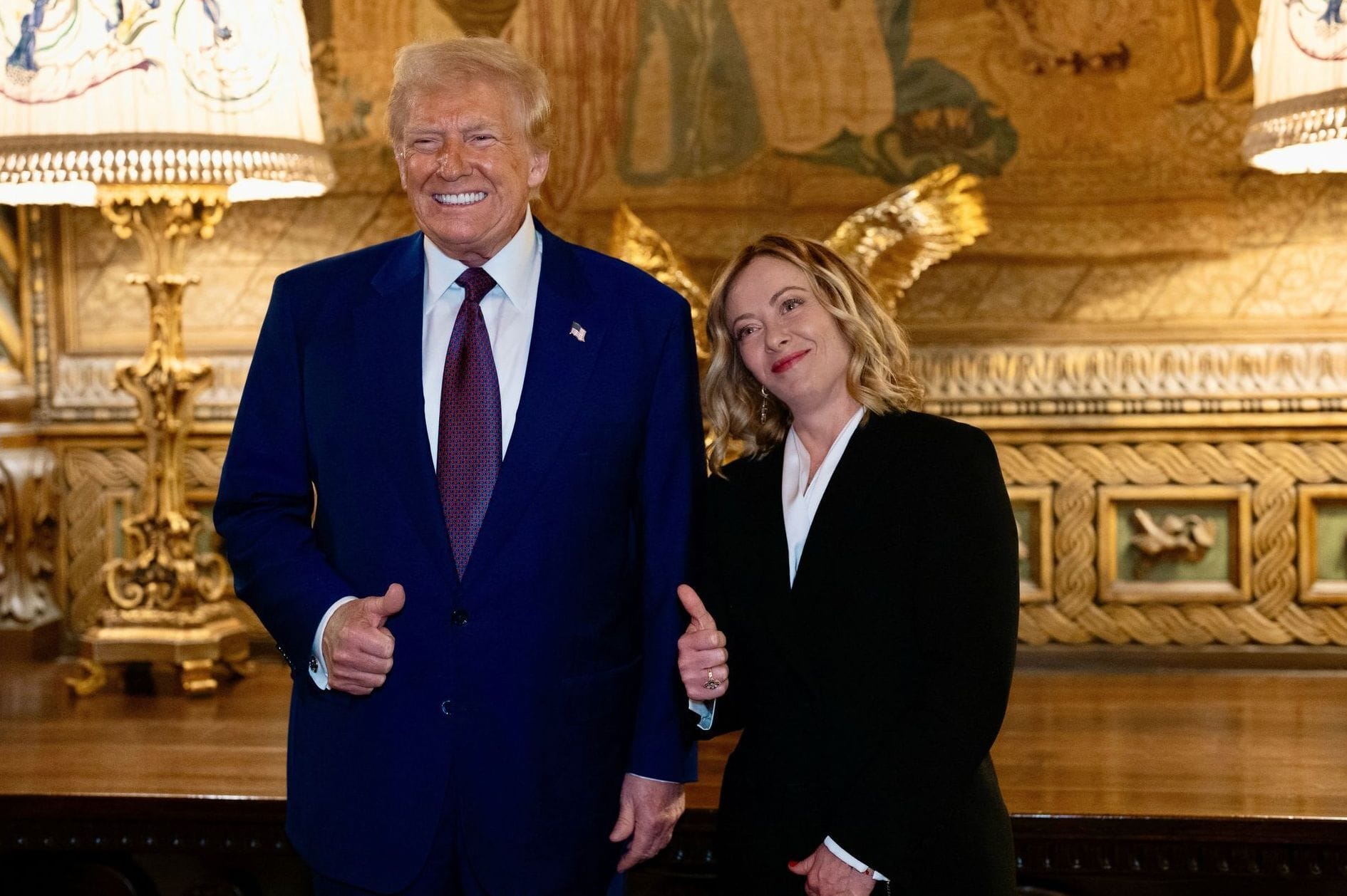 Sonntag in Mar-a-Lago: Italiens Ministerpräsidentin Giorgia Meloni umschmeichelt Donald Trump.