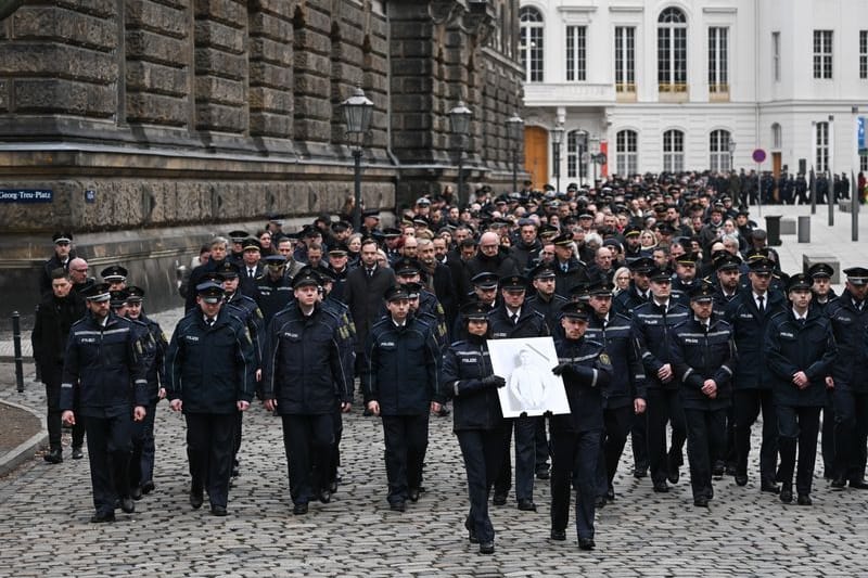 Polizisten tragen während eines Trauermarschs der sächsischen Polizei für den vor drei Wochen im Dienst getöteten Polizisten Maximilian Stoppa ein Porträt: Der 32-Jährige kam am 7. Januar 2025 in Lauchhammer ums Leben.