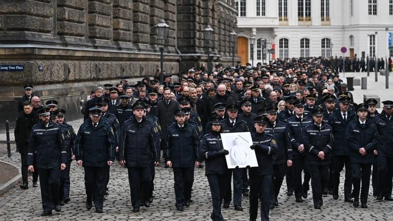 Polizisten tragen während eines Trauermarschs der sächsischen Polizei für den vor drei Wochen im Dienst getöteten Polizisten Maximilian Stoppa ein Porträt: Der 32-Jährige kam am 7. Januar 2025 in Lauchhammer ums Leben.