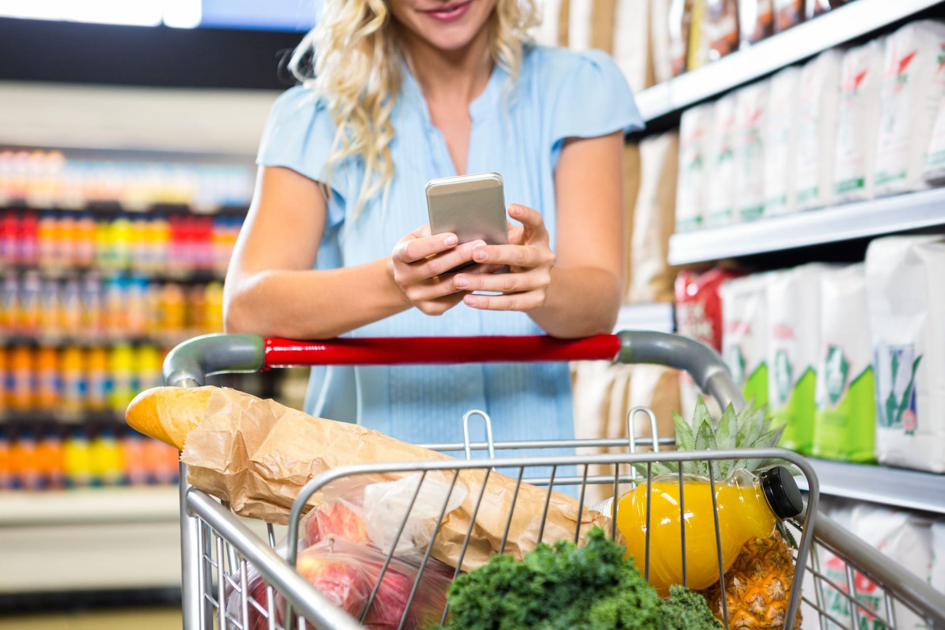 Einkaufen im Supermarkt mit Bonus-App